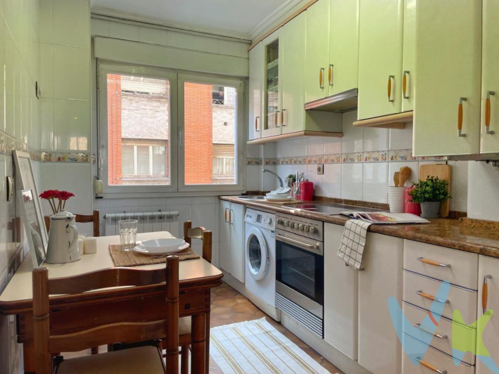 En una de las zonas más prácticas y consolidadas de Gijón, en el corazón de La Calzada y a un paso del Parque del Cerillero, te presentamos esta vivienda que destaca por su luminosidad, buena distribución y estilo acogedor.La propiedad cuenta con salón y cocina exteriores, lo que garantiza una entrada generosa de luz natural a lo largo del día gracias a su orientación este-oeste. El ambiente que se respira en la zona de estar es cálido y agradable, ideal tanto para relajarse como para compartir momentos en buena compañía. La decoración actual y cuidada hace que te sientas a gusto desde el primer instante.Dispone de tres dormitorios, todos ellos tranquilos y con buena ventilación, perfectos para una familia, para quien busque espacio para teletrabajar o simplemente quiera un lugar cómodo para descansar. Además, la vivienda cuenta con un baño en buen estado y una práctica despensa que aporta ese extra de almacenamiento tan necesario en el día a día.Los 75 metros útiles están muy bien aprovechados, con estancias amplias y una distribución funcional que permite vivir cómodamente sin necesidad de reformas importantes. El suelo de parquet y los detalles cuidados aportan un aire cálido al conjunto, mientras que el edificio dispone de ascensor y portal sin barreras arquitectónicas, lo que facilita el acceso.En definitiva, una vivienda lista para entrar a vivir, con una excelente ubicación, rodeada de todos los servicios, bien comunicada y con la ventaja de no tener que embarcarte en grandes obras para convertirla en tu nuevo hogar.Si buscas un piso con encanto, bien ubicado y con un precio razonable, no dejes pasar esta oportunidad. Llámanos, estaremos encantados de enseñártelo.En el precio publicitado (PVP) no está incluido el Impuesto de Transmisiones Patrimoniales ni los gastos de Notaria y Registro 