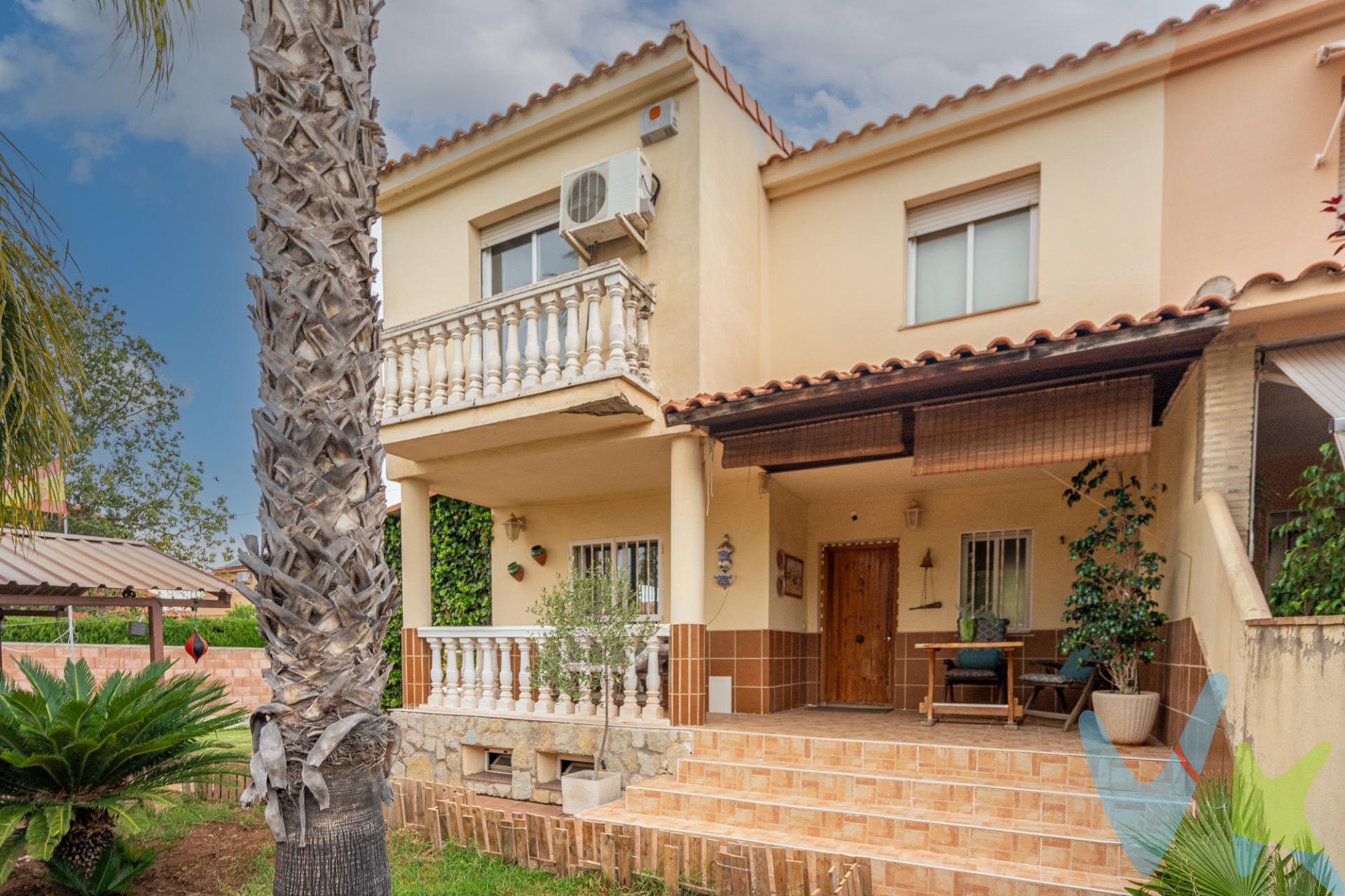 Ponemos a su disposición en venta un magnífico adosado en la urbanización Camp de Turia, una de las más demandadas de La Pobla de Vallbona. . El chalet dispone de 6 habitaciones distribuidas en 2 plantas y sótano, con dos baños completos y un aseo, todo en perfecto estado de conservación.  . Más de 200m2 de superficie construida, en una parcela de 364m2, con jardín, preciosa zona chill out, y un magnífico paellero de obra para que podáis sacarle partido junto a las visitas. . Amplio salón comedor, cocina completamente equipada, e incluso gimnasio, convierten esta vivienda en una inmejorable opción para que no te falte de nada. . Además, la urbanización cuenta con zona deportiva (campo de fútbol, futbito, dos pistas de tenis), zonas ajardinadas, parques y piscina comunitaria, además de club social con restaurante italiano. . Pide una visita y descubre las ventajas de vivir en una de las zonas más demandadas de La Pobla. 