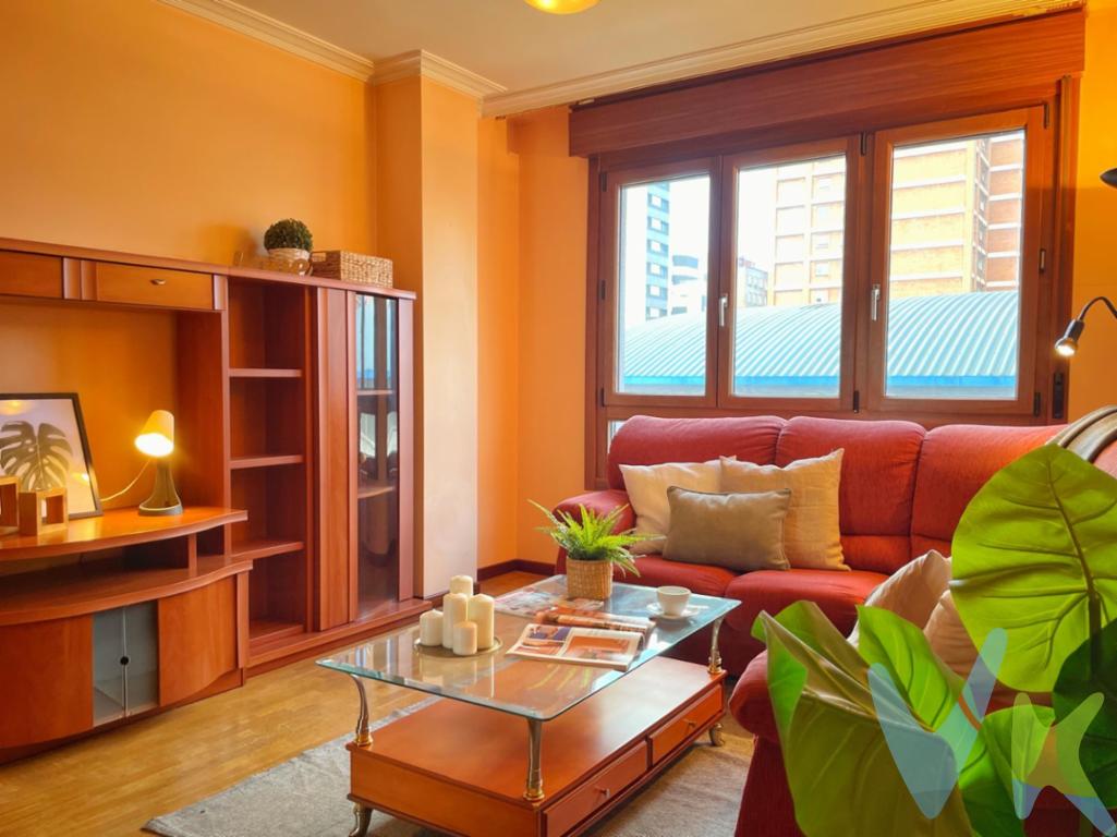 Venta Vivienda exterior en La Calzada, Gijon, a un paso de la playa del ArbeyalSe vende estupenda vivienda situada en la calle Los Andes, en una de las zonas más dinámicas y demandadas de Gijón. El inmueble, construido en el año 2004, se encuentra en muy buen estado de conservación y es completamente exterior, lo que garantiza una excelente luminosidad y agradables vistas a zonas verdes.La vivienda se distribuye en un amplio salón-comedor, cocina independiente, dos dormitorios y dos baños completos, ofreciendo un espacio cómodo y funcional para el día a día. Además, cuenta con trastero, ideal como espacio de almacenaje adicional.El edificio es moderno y sin barreras arquitectónicas, lo que aporta comodidad y accesibilidad. Su ubicación es inmejorable: la playa del Arbeyal se encuentra a menos de cinco minutos caminando, y está junto al centro comercial, cines Yelmo y Ateneo de La Calzada. Zona con todo tipo de tiendas y servicios, muy bien comunicada y con rápido acceso a la autovía.Una vivienda ideal tanto como residencia habitual como para inversión, en una zona con gran calidad de vida.Se informa a los interesados que el precio de venta indicado no comprende los honorarios de la agencia inmobiliaria a cargo del comprador, el Impuesto de Transmisiones Patrimoniales (ITP) ni los gastos asociados a la compraventa (notaría, registro de la propiedad y otros).