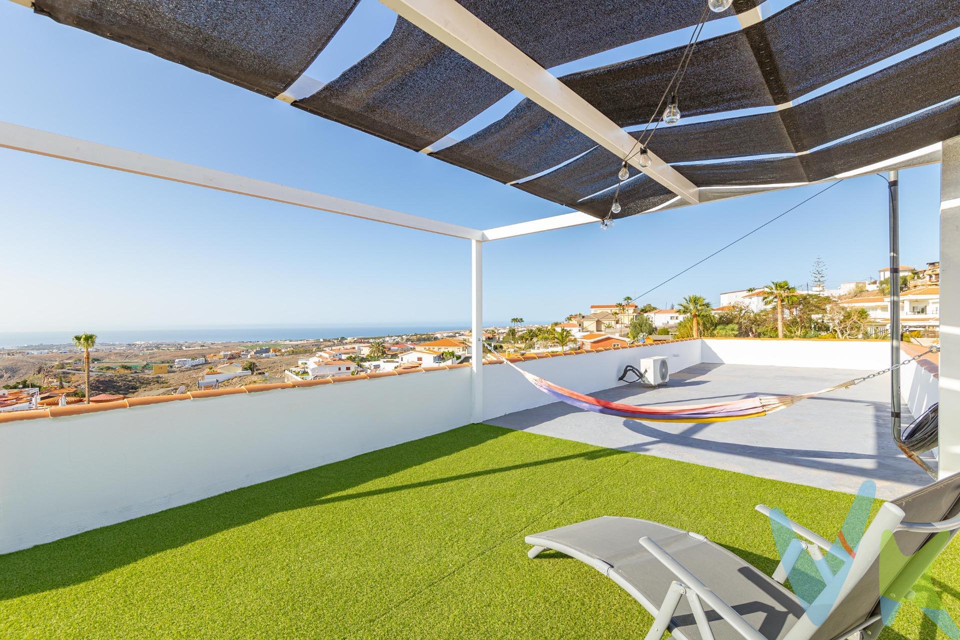 Descubre un oasis de lujo y comodidad en Montaña la Data, Gran Canaria: un chalet de ensueño con dos plantas más azotea y cautivadoras vistas al mar. Esta propiedad está diseñada meticulosamente para ofrecer una experiencia de vida inigualable, combinando espacios versátiles con acabados de alta calidad. La planta baja presenta un garaje amplio, adaptado con una sección dedicada a atelier de costura, ofreciendo un espacio creativo y funcional. Adicionalmente, este nivel alberga un apartamento de invitados completo, actualmente rentado, lo que proporciona una oportunidad de ingreso adicional para el comprador. Este acogedor espacio incluye un área de salón-comedor-cocina, dormitorio y un cuarto de baño con ducha, ideal para huéspedes o como renta. Al exterior, la entrada principal revela un jardín encantador y estacionamiento al aire libre para un coche. Una gran terraza en forma de “L” se extiende en el lateral, ahora dividida en dos áreas, ofreciendo el escenario perfecto para una cocina exterior completa, donde las reuniones familiares y con amigos se convierten en memorables. La escalera principal, con su barandilla de acero inoxidable, guía hacia la planta superior, el corazón del hogar, donde la amplitud y la luz se entrelazan en cada habitación. Destaca un salón espectacular, un comedor cerrado con cristales que brindan vistas panorámicas al mar, y dormitorios generosamente dimensionados, incluido el principal con armarios empotrados. Un segundo dormitorio, actualmente adaptado como oficina y gimnasio, refleja la versatilidad de la casa. Un lujoso cuarto de baño de más de 30 m² con sauna promete ser tu retiro personal de relajación. La propiedad tiene una cocina amueblada de la que se accede, por una escalera de caracol, a la azotea con impresionantes vistas al mar, parcialmente cubierta con toldo de aluminio y césped artificial, perfecta para disfrutar del clima de Gran Canaria. Cada detalle de este chalet, desde la calidad de sus puertas y ventanas hasta los toldos, refleja un compromiso con la excelencia y el bienestar. Además, la propiedad ofrece flexibilidad para re-diseñar y adaptar espacios según las necesidades del nuevo propietario, potencialmente añadiendo dormitorios o baños adicionales. Te invitamos a explorar esta magnífica propiedad en Montaña la Data, ofreciéndote no solo una casa, sino un hogar donde cada día es una experiencia de lujo y confort. Con nuestra experiencia y dedicación, te aseguramos un proceso de compra seguro, acompañado y excepcional, en el que tu tranquilidad es lo primero.  El plano publicado debe ser considerado como croquis orientativo, no como reflejo exacto de la realidad física del inmueble, pudiendo existir inexactitud en el trazado del plano y en las medidas. El precio no incluye impuestos y gastos de la compraventa: Impuesto de Transmisiones Patrimoniales (6,5%), honorarios de Notario, Registro de la Propiedad y gestoría. El anuncio puede estar sujeto a errores, cambios de precio, omisión y/o retirada del mercado sin aviso previo.