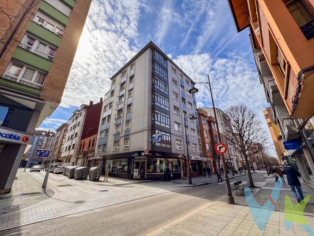 Si te gusta una vivienda exterior, en esquina, no dejes de visitar esta vivienda en la mejor zona de la Calzada, al lado de Cuatro Caminos, en un edificio cuya fachada ha sido recientemente renovada que por cierto ha quedado preciosa, como os decía este piso es totalmente exterior, luminoso, actualmente está distribuido en salón y tres habitaciones, es un inmueble ideal para una familia o para la gente que teletrabaja y combina la vivienda con una zona de despacho, los huecos son amplios  y, tiene además una bonita cocina, también exterior así como  un baño amplio. El estado de conservación del piso es bueno.. Se ubica en la mejor y mas comunicada zona de la Calzada, una buena propiedad, con todos los servicios al lado y a un paso de la playa, merece la pena verlo, llamanos, estaremos encantados de enseñártelo.En el precio no están incluido el Impuesto de Transmisiones Patrimoniales ni los gastos de notaría ni registro