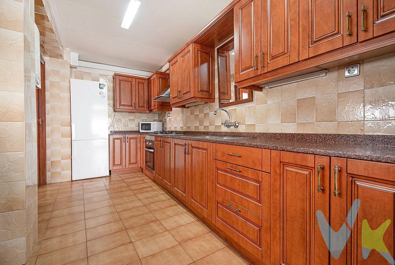 Hay viviendas que simplemente cumplen… y otras que tienen ese algo especial que cuesta encontrar. En plena Avenida al Vedat, en la zona alta de Torrent, se encuentra esta amplia vivienda de 4 habitaciones, 3 de ellas dobles, perfecta para quienes valoran el espacio, la luz y las posibilidades de crear un verdadero hogar. Porque sí… encontrar una terraza privada de unos 15 m², íntima, soleada y sin vecinos observando, es hoy un auténtico lujo. El corazón de la casa es su enorme cocina, un lugar donde imaginar desayunos eternos, comidas familiares y conversaciones interminables. Desde ella accedes a una acogedora antesala que conecta con una habitación y, finalmente, con la joya de la vivienda: una espectacular terraza donde el tiempo parece detenerse.☀️ Sol, privacidad y tranquilidad en pleno centro urbano. Un rincón perfecto para desconectar, leer, cenar al aire libre o disfrutar de las noches de verano sin miradas indiscretas. Además, la terraza cuenta con 2 prácticos trasteros integrados, perfectos para ganar espacio de almacenamiento sin renunciar a amplitud exterior. La vivienda conserva su esencia original, ofreciendo la posibilidad de actualizarla poco a poco y convertirla en una casa totalmente personalizada, manteniendo mientras tanto toda la comodidad para el día a día. Dispone de 1 baño y ventanas combinadas de Climalit y aluminio. Y si la vivienda enamora, la ubicación termina de convencer: situada en una de las zonas más demandadas de Torrent, rodeada de supermercados como Mercadona, comercios, colegios, cafeterías y todo tipo de servicios. La estación de metro Torrent Avinguda se encuentra a aproximadamente 450 metros, facilitando una conexión rápida con Valencia, además de contar con salida cómoda y directa hacia la capital. (). Una vivienda amplia, luminosa y con una terraza que marca la diferencia. Una vivienda que puede convertirse en el hogar que estabas esperando, y si te ha hecho imaginarte viviendo aquí, ya tienes la respuesta. Mobiliario, vehículos y otros elementos decorativos y personales de la propiedad no incluidos. Impuestos, gastos de compraventa, intermediación y financiación no incluidos.