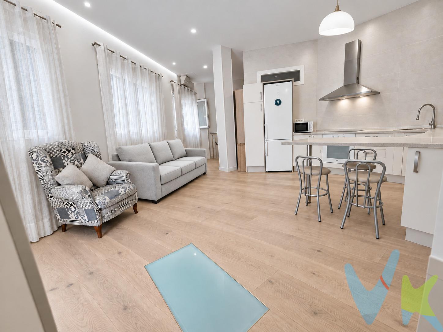 . Esta vivienda de 80 m², distribuida en dos alturas, ofrece una combinación de acceso sencillo, reforma integral y proximidad a los servicios. Su ubicación, muy cerca de la calle Alcalá y del metro Quintana, permite disfrutar de un entorno residencial tranquilo con la actividad comercial y las conexiones de una de las principales vías de Madrid al alcance de la mano. El acceso a pie de calle facilita la entrada y salida de la vivienda y resulta práctico en el día a día, tanto para las compras como para el traslado de equipaje o enseres. Esta característica aporta comodidad y distingue el inmueble. La vivienda está completamente reformada y cuenta con una distribución en dos niveles que permite organizar los distintos usos del espacio. La cocina americana y el dormitorio se encuentran en la planta superior. Dispone, además, de dos baños, uno de 6 m² y otro de 4 m², que añaden funcionalidad y comodidad al conjunto. Su posición en esquina y su configuración singular le confieren una personalidad propia. La reforma aporta una imagen actual y una base adecuada para adaptar el interior al estilo de sus futuros propietarios. Los espacios permiten plantear una vivienda personal, con una decoración sobria y una organización ajustada a las necesidades cotidianas. Sus dos alturas ofrecen distintas posibilidades de uso y una separación entre ambientes que se aprecia mejor durante la visita. Uno de sus principales atractivos es la ubicación. La cercanía a la calle Alcalá facilita el acceso a una oferta de comercios, restauración y servicios, sin renunciar a la tranquilidad del entorno inmediato. Supermercados, farmacias, restaurantes y cadenas de comida rápida se encuentran próximos, haciendo posible resolver las necesidades habituales sin grandes desplazamientos. La proximidad al metro Quintana añade una conexión cómoda con otros puntos de Madrid y facilita los desplazamientos por motivos laborales, personales o de ocio. Una ubicación especialmente práctica para quienes valoran tener transporte público y servicios cerca de casa. El inmueble se encuentra en una zona tranquila y con vigilancia en el entorno, un aspecto que contribuye a la comodidad de la vida diaria. La combinación de accesibilidad, comunicaciones y servicios configura una propuesta para quienes buscan establecer su residencia en un barrio consolidado. La propiedad se escritura como vivienda, un dato relevante para valorar su adquisición y su posición dentro del mercado residencial. Esta condición, junto con la reforma y la ubicación, constituye un conjunto de atributos de interés para su valor a largo plazo, sin que ello implique una garantía de revalorización. Las imágenes publicadas son semejantes a las fotografías originales, pero están editadas e incluyen simulaciones de acabados, iluminación y mobiliario. Algunos elementos pueden diferir del estado real del inmueble, que deberá comprobarse durante la visita. Información económica y gastos asociados:. En cumplimiento de lo dispuesto en el artículo 20 del Texto Refundido de la Ley General para la Defensa de los Consumidores y Usuarios, en su redacción vigente desde el 28 de diciembre de 2025, se informa expresamente de que el precio publicado no incluye los impuestos ni los gastos adicionales derivados de la compraventa, tales como el Impuesto de Transmisiones Patrimoniales o el IVA en su caso, Actos Jurídicos Documentados, aranceles notariales y registrales u otros gastos inherentes a la operación, los cuales se determinarán en función del precio final de cierre de la compraventa. El precio final ofertado respeta la normativa reguladora de precios que resulte aplicable.