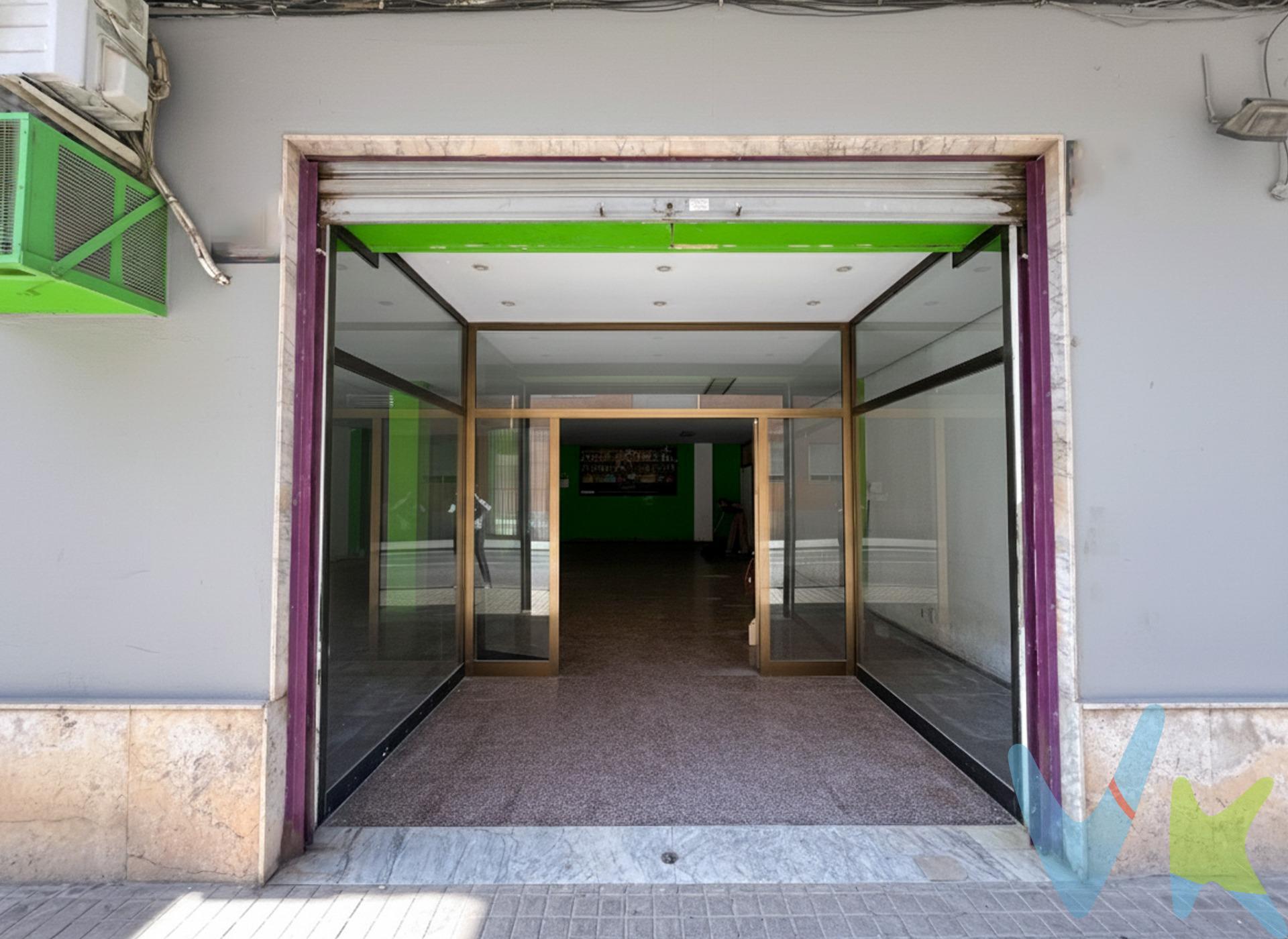 Ponemos a la venta una excepcional oportunidad de inversión o establecimiento de negocio: un amplio local comercial de 147 m2 ubicado en la GRAN VIA DEL ESTE, la ubicación más visible y transitada de Bétera. Características Clave para Inversores y Empresarios:. ●	Ubicación Estratégica Insuperable: Situado en una arteria principal con altísimo tráfico vehicular y peatonal, asegurando la máxima exposición y facilidad de acceso para clientes. La cercanía al centro de la ciudad, bares y restaurantes consolida su valor comercial. ●	Espacio Versátil y Rentable: Los 147 m² son prácticamente diáfanos, ofreciendo un lienzo en blanco para cualquier actividad comercial o de servicios. Su diseño maximiza el aprovechamiento del espacio, con solo dos discretos pilares. ●	Acceso de Gran Valor Logístico: Un diferencial clave es la puerta automática con dimensiones suficientes para la entrada cómoda de un coche o furgoneta. Ideal para negocios que requieran carga/descarga interna, o como garaje privado/almacén de gran capacidad. ●	Comodidades Completas: El local cuenta con un pequeño almacén integrado y un baño completo con plato de ducha, ofreciendo instalaciones listas para su uso. ●	Gran Potencial de Revalorización: Su excelente ubicación y su tamaño lo convierten en un activo sólido, con un gran potencial tanto para el uso propio como para el alquiler a terceros. Ideal para:. ●	Inversores: Activo inmobiliario de alta demanda en una ubicación prime. ●	Empresarios: Establecimiento de taller, supermercado, clínica, oficinas principales, o cualquier negocio que necesite visibilidad y acceso logístico. ¡Una propiedad que combina ubicación, funcionalidad y potencial de rentabilidad!. ----. La descripción del presente inmueble e imágenes tienen mero carácter informativo y en ningún caso carácter contractual, pudiendo ser modificados por la inmobiliaria comercializadora sin que ello implique responsabilidad alguna frente a terceros. En el precio de venta a público, esta propiedad NO incluye los gastos de adquisición (Notario, registro, gestión, honorarios, etc…). 