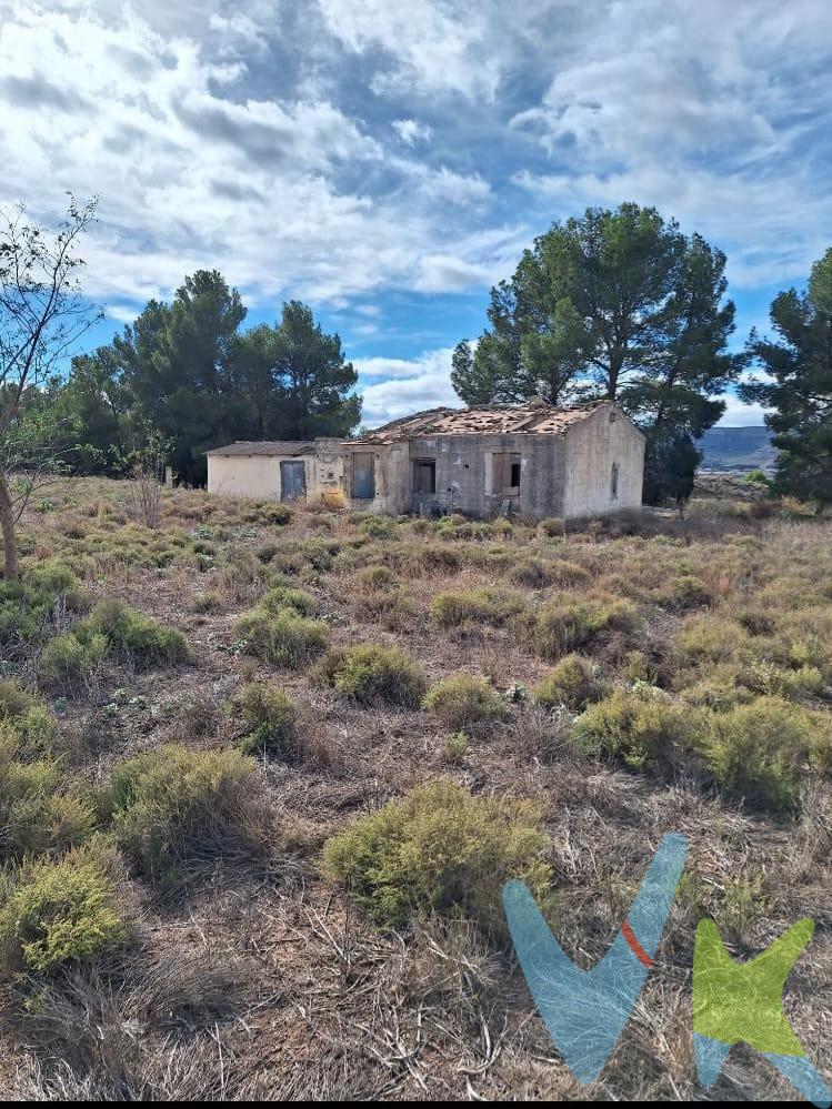 Atención empresas de placas solares y particulares. Presentamos un terreno en Villena, situado en partida las cabezuelas. Contamos con mas de 30.000 metros de terreno rustico, agrario y regadio . Dispone de agua que funciona por hullas. Dentro del inmenso terreno hay una construcción de unos 60 metros cuadrados que constan en escritura, construida hace mas de 80 años tipo albergue, en su día hubo luz eléctrica pero actualmente no hay , . Este terreno es ideal para montar placas solares, poner una cuadra de caballos, criar animales, sembrar todo lo que mas te guste y también para vivir todo el año si reformas la casa a tu gusto. Hay terreno suficiente para hacer lo que te guste. Cabe decir que cerca de la parcela hay un circuito abierto para motos. Circuito Gasss74 donde podrás disfrutar de esa afición  sin limites. Ha tan solo 5 minutos en coche encuentras la población de Villena. Hay postes de luz cerca puesto que pasa el ave por allí, eso facilita la instalación de cualquier placa solar. No lo pienses si te gusta el campo y la libertad este es tu lugar, ven a visitarlo. La ubicación es incorrecta se encuentra en Partida las cabezuelas polígono 7 parcela 62 Villena . En el precio del inmueble no van incluidos los gastos de la compraventa ni los honorarios de la agencia