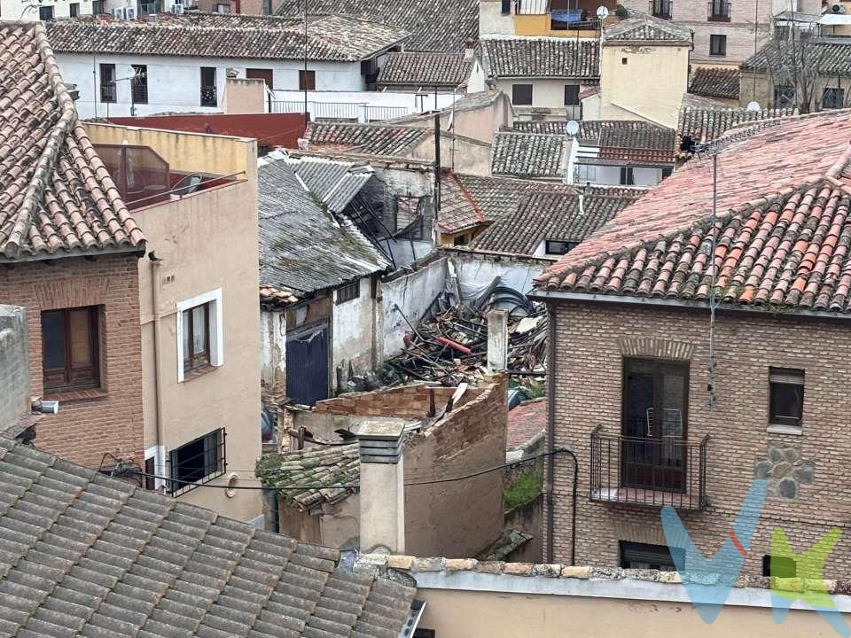 OPORTUNIDAD. Terreno urbano en Puerta de Bisagra, casco histórico de Toledo.
Ideal para Hotel.
Superficie 1093m2
Se permite la construcción hotelera, residencial, aparcamiento, etc. máximo 2 alturas de 4m planta baja y 3 metros primera planta. Se permite aparcamiento 44 plazas. Máximo permitido edificabilidad 1,6% + 0,8% si la longitud de las alineaciones exteriores de la parcela es superior al 50%. No se encuentra en ningún nivel de protección específico o arqueológico.
Honorarios de intermediación inmobiliaria no incluidos en el precio.
Información válida salvo error tipográfico.