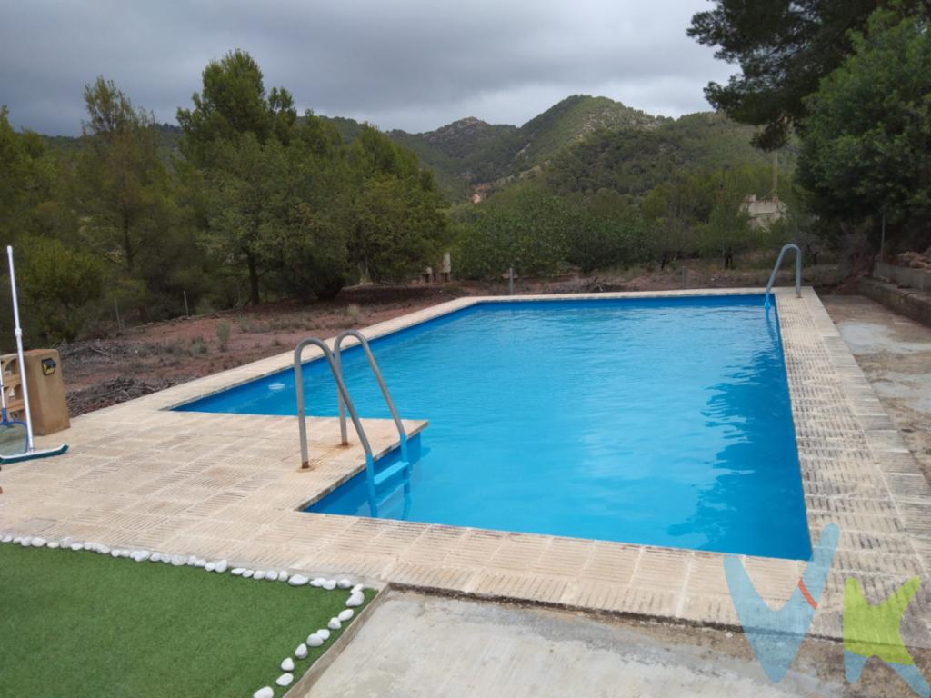 TENEMOS TU CASETA¡¡Presentamos esta encantadora casa independiente en venta, situada en el pintoresco municipio de Albalat dels Tarongers. Esta propiedad, con una magnífica parcela que ofrece un entorno de tranquilidad y contacto con la naturaleza, es perfecta para aquellos que buscan un retiro sereno sin alejarse de las comodidades de la vida moderna.Este acogedor hogar cuenta con un total de cuatro habitaciones, proporcionando un espacio generoso para familias numerosas o personas que necesiten espacio adicional para oficina o invitados. Los 108 metros cuadrados útiles se distribuyen de manera funcional, permitiendo el máximo aprovechamiento del espacio y garantizando una cómoda vida diaria.Construida en 1975, esta casa conserva el carácter y encanto de su época, combinado con las facilidades actuales. Un total de 191 metros cuadrados construidos aseguran que tendrás lugar para cada necesidad, ya sea entretenimiento, descanso o trabajo. Además, el amplio salón es ideal para reuniones familiares o momentos de reflexión personal.La parcela, amplia y bien cuidada, es uno de los mayores atractivos de la propiedad. Imagina tener tu propio oasis verde con un área de jardín donde relajarte después de un día ajetreado. La zona ajardinada no solo aporta belleza, sino que ofrece un lugar para jardines, juegos o incluso para una futura piscina. La ubicación de esta casa es ideal para quienes aprecian un equilibrio entre la vida rural y el fácil acceso a servicios y comodidades urbanas. Vivir en Albalat dels Tarongers te ofrece un estilo de vida sosegado, rodeado de la belleza natural característica de la región de Valencia, sin renunciar a la cercanía de la ciudad.Estamos convencidos de que esta casa cumple con los requisitos más exigentes, ya que combina espacio, ubicación y características en una propuesta difícil de igualar. La propiedad invita a ser explorada en una visita presencial para que puedas apreciar en detalle cada uno de sus encantos y potencialidades.Te animamos a coordinar una visita que te permitirá conocer de primera mano las oportunidades que ofrece este hogar. Ven a descubrir cómo esta propiedad puede adaptarse a tus necesidades y estilo de vida con su dimensión, ubicación y apacible entorno.No dejes pasar la oportunidad de hacer de esta casa el lugar donde construirás recuerdos duraderos. Contacta con nosotros para más información y agenda tu visita a esta propiedad única. Te garantizamos que quedarás encantado con lo que verás.Ven a descubrir el que podría ser tu próximo hogar. La realidad superará cualquier expectativa. Queremos que sientas la diferencia de vivir en un lugar pensado para ti, donde cada día podrás disfrutar de la calma y la comodidad que ofrece esta maravillosa casa. ¡Te esperamos!Por expreso deseo de los propietarios esta vivienda se comercializa en EXCLUSIVA, por lo que le garantiza un trato fácil, cómodo y sin interferencias. Rogamos no molesten a sus ocupantes o vecinos.Si usted es un profesional inmobiliario, no dude en llamarnos, estaremos encantados de colaborar en la venta de este inmueble.El precio ofertado no incluye impuestos, gastos de compraventa, ni honorarios de la agencia inmobiliaria. Anuncio no vinculante, puede contener errores.