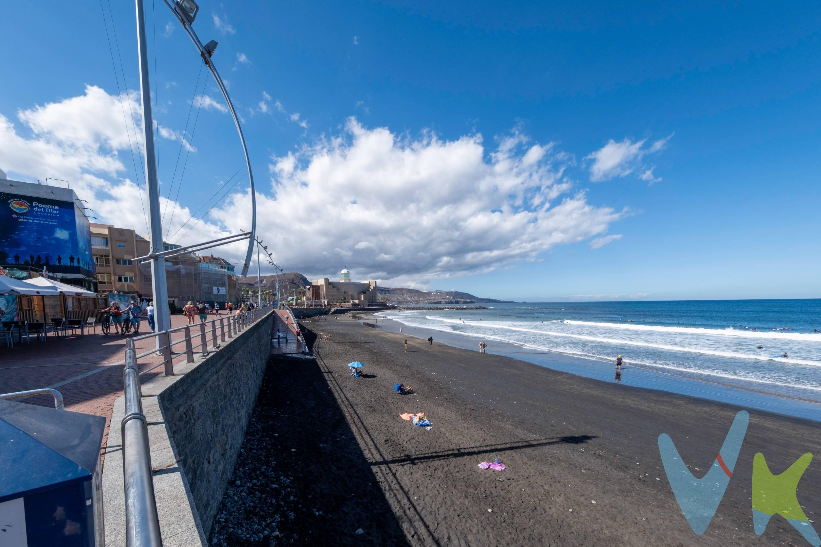 ¡Vive donde todos quieren estar! . Piso de reciente construcción casi a estrenar en la zona más demandada de Las Palmas de Gran Canaria: Plaza del Pilar – Guanarteme. A tan solo dos calles de la playa de Las Canteras, considerada una de las mejores playas urbanas del mundo, y muy cerca del C.C. Las Arenas, el Auditorio Alfredo Kraus y el Hospital Dr. Negrín. Una ubicación inmejorable con todos los servicios, ocio, colegios y transporte a tu alcance. Características principales:. - 3 amplios dormitorios con armarios empotrados. - 2 baños completos. - Cocina moderna abierta al salón con un gran ventanal que aporta muchísima luz natural. - Solana con aerotermo. - Edificio de reciente construcción en 2021. - Plaza de garaje y trastero incluidos en el precio. Ideal para familias que buscan amplitud, comodidad y calidad de vida en una de las zonas más deseadas de la ciudad. No dejes pasar esta oportunidad única: disfruta de un hogar moderno, luminoso y con todo lo que necesitas a solo unos pasos del mar. En el precio de venta no están incluidos todos los gastos que se originen en la compraventa.