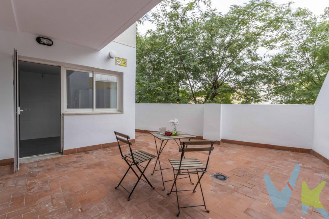 Título: Piso de 3 Habitaciones con Terraza, Garaje y Trastero en Torrent Descripción General del InmuebleSe presenta para la venta una vivienda tipo piso ubicada en la localidad de Torrent. La propiedad cuenta con una superficie construida de 113 m² y una superficie útil de 102 m².El inmueble está situado en la primera planta de un edificio residencial. La fecha de construcción del edificio es del año 2017, por lo que sus estándares de construcción son contemporáneos. Distribución y CalidadesLa distribución interior de la vivienda consta de tres dormitorios y dos baños. La propiedad se complementa con una terraza de uso privativo a la que se accede desde la cocina y tiene aproximadamente 30m2. Cuenta con salón y cocina independientes.El suelo es de tarima y las puertas lacadas en blanco. Equipamiento y Zonas ComunesEl edificio está equipado con ascensor, garantizando el acceso a la primera planta.El precio de venta incluye dos anexos vinculados a la propiedad:Una plaza de garaje, destinada al estacionamiento de vehículos.Un trastero, destinado a almacenamiento adicional. Ubicación y ServiciosLa finca se encuentra en una zona de Torrent que dispone de conexiones de transporte público. La proximidad incluye acceso a estaciones de metro y paradas de autobús. Estas conexiones facilitan el transporte al centro de Torrent y a Valencia capital.El entorno inmediato de la propiedad cuenta con servicios básicos, tales como comercios, centros educativos y centros de salud. Solicitud de VisitaPara recibir información técnica adicional, como planos o la memoria de calidades, o para coordinar una visita a la propiedad, contacte con nuestra oficina. 