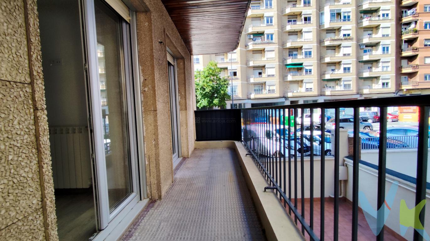 Piso con terraza y plaza de garaje completamente reformado en Avenida de la Paz, Logroño. Ascensor. Orientación este oeste. Dispone de salón, cocina, 3 dormitorios y dos baños. Calefacción central. Suelos de tarima y gres. Carpintería exterior de pvc con climalit y oscilobatiente. Exterior. Garaje. Todos los servicios en el entorno. Junto a la Universidad de La Rioja.