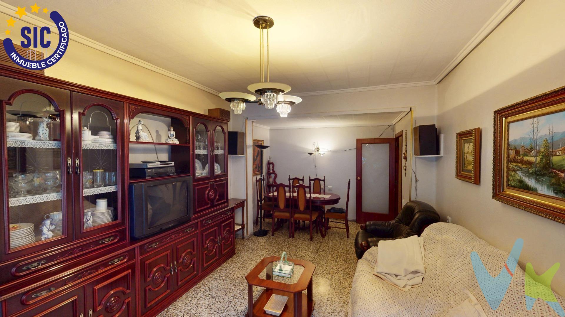 . ¿Buscas una vivienda amplia, bien ubicada y con todos los servicios a tu alcance? ¡Esta es tu oportunidad!. Se vende piso de origen en exclusiva en una de las zonas más demandadas de Castellón de la Plana, junto a La Farola, la Ronda Magdalena y el Paseo Ribalta. ✅ Características principales:. 105 m² construidos (aprox.). Comedor de 21 m² con salida a balcón. Cocina independiente con galería. 3 habitaciones dobles. 1 baño completo + 1 aseo. Buena distribución y muchas posibilidades de reforma. 📍Ubicación privilegiada:. Situada en una zona céntrica y consolidada, rodeada de colegios, farmacias, panaderías, supermercados, restaurantes, y a pocos minutos del casco antiguo. Excelente conexión con el transporte público y servicios. ✨ Ideal para:. Familias que buscan espacio y ubicación. Inversores que quieran reformar y revalorizar. Personas que desean vivir en el corazón de Castellón. 🔑 ¿Quieres más información o agendar una visita? Contacta con nosotros hoy mismo. 📞 ¡No dejes pasar esta oportunidad y ven a visitarlo!. 📢 Información importante:. Este inmueble se comercializa en exclusiva, lo que garantiza una gestión profesional, segura y personalizada. Por favor, abstenerse de molestar a propietarios, ocupantes o vecinos.