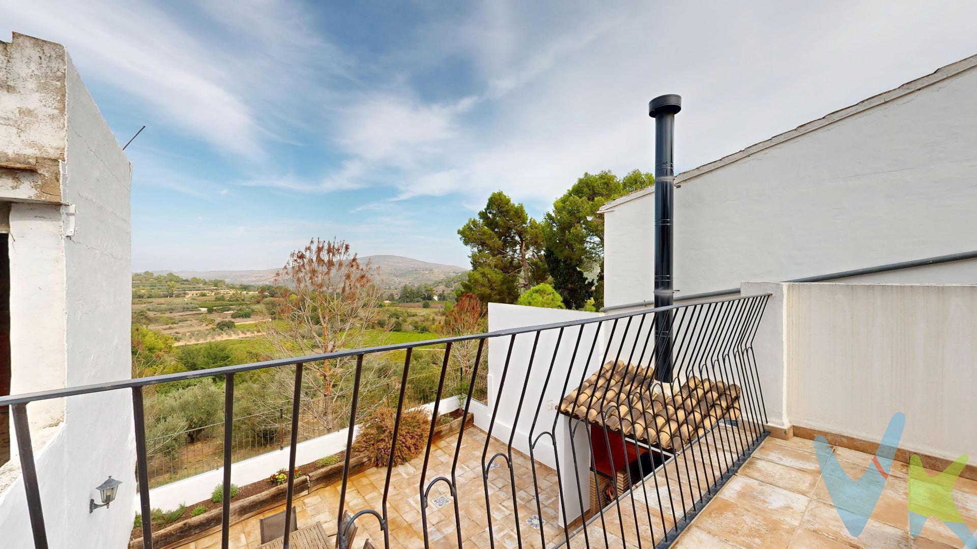 Espectacular casa en el centro del pueblo de Anna para entrar a vivir. 

Este es el refugio y la vivienda puramente mediterránea que estabas buscando.

Imagina despertar cada día en el corazón de Anna, rodeado de la serenidad, la luz y los colores únicos de la comarca de la Canal de Navarrés, al abrigo de la imponente Sierra de Enguera, colándose por sus amplios ventanales. Esta casa de pueblo de dos plantas, reformada con mimo y materiales escogidos por su calidad, te recibe con una calidez que se siente nada más acceder a ella. Techos altos, vigas de madera vista, terrazas con vistas espectaculares, amplias estancias muy bien distribuidas entre sus dos plantas, con zonas de salón distribuyendo sus tres habitaciones.

Cuenta con tres dormitorios dobles que rebosan energía y personalidad, invitándote a soñar y disfrutar de la paz que sólo un hogar así puede ofrecer. La cocina con zona de comedor anexa es el escenario perfecto para largas sobremesas, risas y nuevas recetas compartidas bajo techos altos y ventanas que dejan entrar la brisa mediterránea. Dos baños completos facilitan el día a día, cada uno en su planta respectiva.

Desde el comedor de la zona de cocina, se accede a su espectacular terraza principal, un oasis privado orientado a la sierra, ideal para gozar de veladas al aire libre, organizar barbacoas en su enorme paellero con zona de bancadas amplias y fregadero anexa, y contemplar los atardeceres mientras el sol tiñe las montañas de tonos dorados.

En el piso superior, otra zona de salón con terraza auxiliar igualmente orientada a la Sierra de Enguera te espera para momentos de desconexión o desayunos con vistas infinitas, y desde dicho salón da acceso a sus dos habitaciones de la planta superior.

Esta vivienda destila paz, energía positiva y esa mezcla de estilos, colores y texturas que transforma cada rincón en un lugar acogedor, especial para quienes valoran la autenticidad mediterránea.

Cuenta con chimenea de leña en cassette, que además se acondicionado para irradiar su calidez en la planta superior, y con calefacción por radiadores en toda la vivienda y agua caliente por caldera de gasoil, además de contar con splits de aire acondicionado en ambas plantas. Zona de despensa y lavadero junto a cocina. Toda la vivienda fue reformada íntegramente en 2019, lo que garantiza la idoneidad de todas sus instalaciones recientes, incluso con el doblado de paredes bajas y respiración para evitar capilaridades y humedad en planta baja. ¡Es una vivienda completamente lista para entrar a vivir sin más preocupaciones y para disfrutarla a tope!
 
Anna es una localidad llena de historia y patrimonio, famosa por su lago, la Albufera, sus cascadas y rutas senderistas, y también por su Palacio de los Condes de Cervellón y la riqueza natural de su entorno. El pueblo dispone de todos los servicios: supermercados, farmacia, centros escolares, instalaciones deportivas, restaurantes, bares con terrazas y todo tipo de tiendas de proximidad. La conexión por transporte público incluye varias líneas de autobús hacia Xátiva y Valencia, lo que facilita la movilidad y el acceso a servicios complementarios y hospitales. Un enclave tranquilo pero bien comunicado, ideal para familias y quienes buscan calidad de vida.
 
Por mandato expreso del propietario, comercializamos este inmueble en exclusiva, lo que le garantiza un servicio de calidad, un trato fácil, sencillo y sin interferencias de terceros. Por este motivo, se ruega no molestar al propietario, a los ocupantes de la propiedad, a los vecinos si los hubiera. Muchas gracias por su comprensión.

La oferta está sujeta a cambios de precio o retirada del mercado sin previo aviso. Este anuncio en su conjunto, incluyendo textos, fotos, imágenes o cualquier otro contenido de este, no es vinculante dado que la información es ofrecida por terceros y puede contener errores. Se muestra a título informativo y no contractual. Las medidas, superficies y diseño del plano facilitado son meramente orientativas. "El precio NO INCLUYE los gastos de corretaje inmobiliario, impuestos (IVA, ITP, AJD), plusvalía, notaría y registro”.
