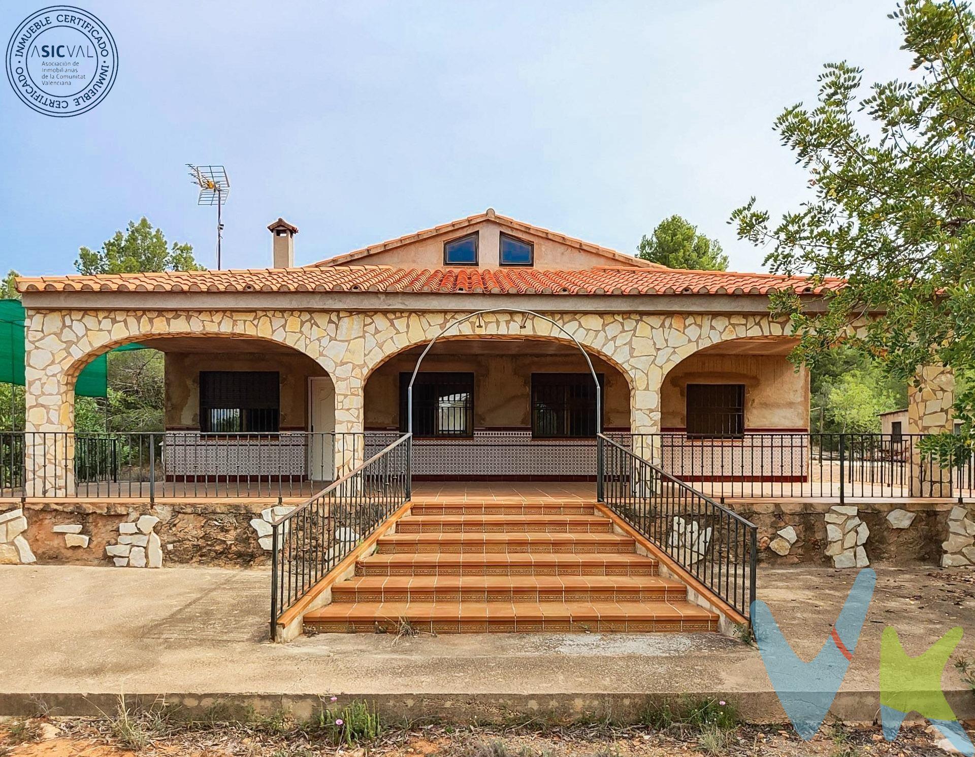¡VIVE COMO SIEMPRE SOÑASTE! . IMPRESIONANTE CHALET EN PARCELA DE 16.255 M². ¿Buscas un hogar único, lleno de espacio y comodidades? . Te presentamos esta espectacular propiedad de 246 m² construidos y 212 m² útiles, ubicada en una amplia parcela de 16.255 m², donde el confort y la naturaleza se unen para ofrecerte el estilo de vida que siempre has deseado. Características destacadas de la parcela:. - Extenso terreno para proyectos de recreo o agrícolas. - Establo ideal para amantes de los animales o pequeños proyectos ecuestres. - Barbacoa y espacio al aire libre, perfecto para reuniones con amigos y familiares. - Balsa con aljibe, asegurando suministro de agua. La vivienda:. - Dos plantas distribuidas inteligentemente para aprovechar cada rincón. - Amplio salón con chimenea, ideal para crear momentos acogedores. - Cocina espaciosa . - 4 dormitorios , todos con mucha luz natural. - 2 baños completos. - Buhardilla con múltiples posibilidades: oficina, gimnasio, sala de juegos…. - Amplia terraza y balcón, perfectos para disfrutar del amanecer y atardecer. - Garaje privado. Ubicación estratégica:. A tan solo 4 km del casco urbano,con fácil acceso a carreteras principales y servicios, este oasis de tranquilidad no renuncia a la comodidad de la ciudad. Perfecto para quienes buscan privacidad, con un entorno rodeado de naturaleza, ideal para desconectar sin alejarse de la civilización. ¡ No dejes pasar esta oportunidad !. La descripción del presente inmueble e imágenes tienen mero carácter informativo y en ningún caso carácter contractual, pudiendo ser modificados por la inmobiliaria comercializadora sin que ello implique responsabilidad alguna frente a terceros. En el precio de venta a público, esta propiedad NO incluye los gastos de adquisición (Notario, registro, gestión, honorarios, etc…).