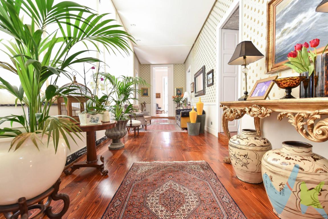 Se trata de un palacete del año 1903 que se encuentra en una de las mejores zonas para vivir del barrio de Triana - Vegueta, Calle Cano esquina con Calle Torres (ambas calles peatonales). Esta vivienda totalmente restaurada y reformada en el 2010 tiene una superficie construida de 542 metros cuadrados y dividida en dos plantas . El inmueble, todo exterior y por consiguiente absolutamente luminoso, ofrece una excelente oportunidad para entrar a vivir, caracterizado por sus techos altos , que proporcionan una sensación de amplitud y elegancia . Además cuenta con dos balcones que dan a las calles peatonales,  ideales para disfrutar al aire libre y de las vistas del encantador barrio. La vivienda consta de 2 plantas. La planta Noble, con 253 metros cuadrados distribuidos en 3 dormitorios amplios , uno de ellos con un enorme vestidor en dos alturas (anteriormente otro dormitorio), dos baños con plato de ducha, un distribuidor de 14 metros de largo por 3 de ancho, un salon con balcones de hierro forjado, comedor para 12 comensales , cocina totalmente equipada con su gran despensa  y Office anexo a la cocina. La planta superior conforma la terraza de la vivienda con 265 metros cuadrados con salón estar , TV, zona de despacho, un baño completo, torre de lavado, cocina completa, pérgola "Green Design ", comedor para 28 comensales , zona de estar y solarium. Esta azotea se ha reforzado para poder poner una posible piscina. El patio interior (en el sótano de la casa) constituido por 24 metros cuadrados alberga un dormitorio de servicio con mini baño. La ubicación es inmejorable, combinando la tranquilidad de una zona residencial con la conveniencia de tener comercios y servicios cercanos. Esta vivienda es ideal para aquellos que buscan un proyecto de renovación en una de las mejores zonas de la ciudad. La combinación de su ubicación y las características arquitectónicas hacen de esta vivienda una opción única en el mercado inmobiliario. En el  patio situado en el centro del edificio, que tiene su entrada a través del zaguán, y siendo la entrada común al edificio, podría ponerse un cajón para el ascensor. Esta propiedad no paga IBI, y tampoco paga agua de forma vitalicia. Esta propiedad no tiene garaje; los propietarios utilizan el "parking Triana " (calle Rafael Cabrera),a 2 minutos caminando de la casa y con salida/entrada directa a la Avenida Marítima, evitando así el trafico de otros parkings de la zona. Los gastos e impuestos derivados de la compraventa no están incluidos en el precio.