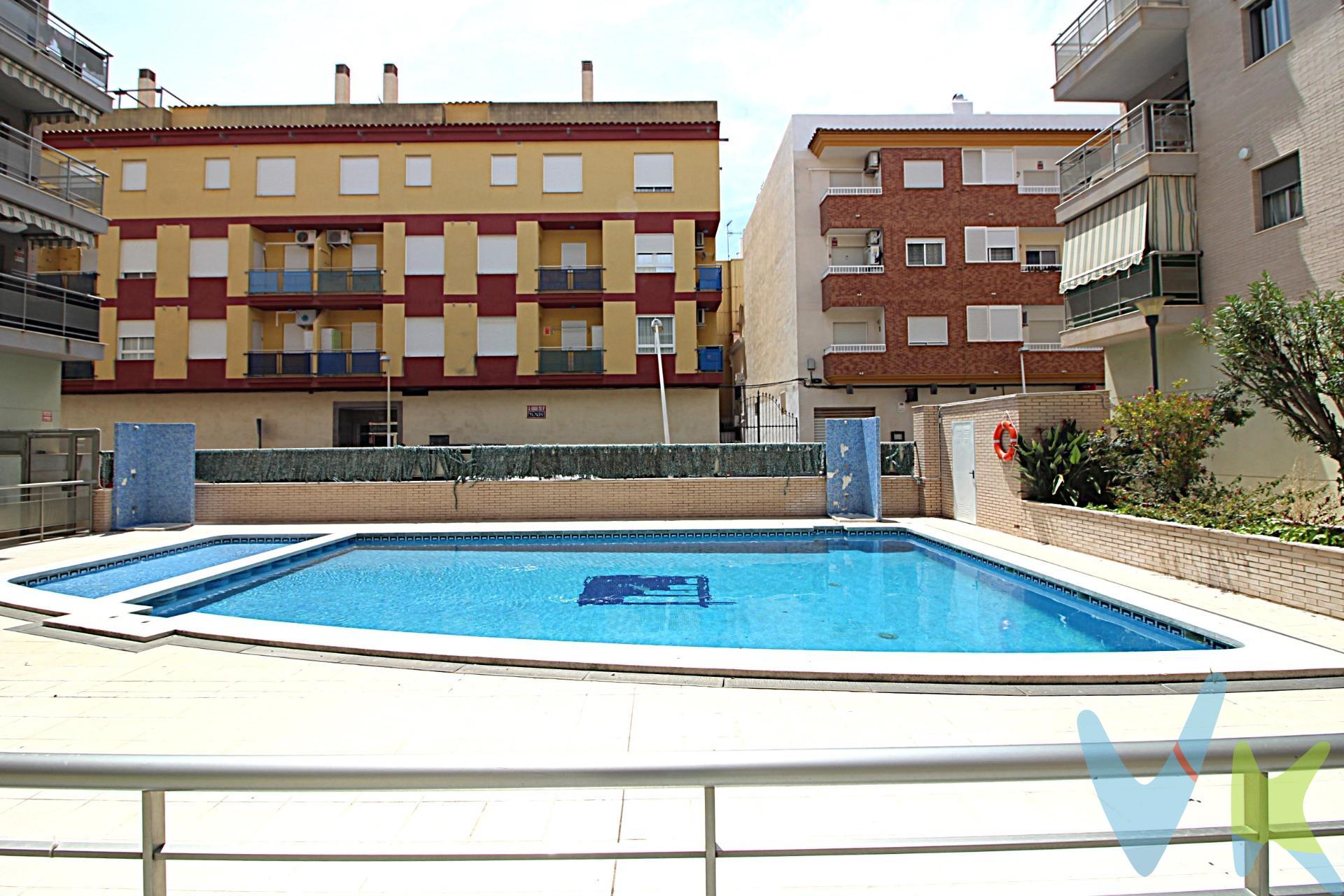 ¡Este piso suena como un verdadero hogar en el corazón de Oropesa!, se encuentra en el pueblo, con todos los servicios y comodidades a pocos pasos y acceso fácil a las playas y atractivos turísticos de la zona. La vivienda esta distribuida en tres habitaciones amplias y cómodas con armarios empotrados, dos baños , uno con bañera en habitación suite y otro de invitados con una práctica ducha, cocina independiente totalmente equipada para preparar comidas deliciosas, salón comedor espacioso, luminoso y que da acceso a una terraza, lugar perfecto para disfrutar del aire libre y la vista del pueblo. La vivienda perfecta para vivir todo el año, ya que posee calefacción con radiadores de bajo consumo y aire acondicionado frío/calor en el salón. Además se vende con dos plazas de garaje para estacionar tus vehículos de manera segura. La comunidad cuenta con piscina comunitaria para refrescarse y zona infantil para que los peques puedan jugar y divertirse en un entorno supervisado.  ¡ No te lo imagines, ven y visítalo, te va a enamorar !. Los metros útiles son aproximados. Este inmueble es en exclusiva, con lo que le facilitamos cualquier información sobre la vivienda. Por este motivo, solicitamos no molesten al propietario, ocupantes de la propiedad, vecinos o conserje de la comunidad. . Muchas gracias por su comprensión. El precio indicado puede sufrir variaciones. En todos los casos los precios expuestos son más impuestos y gastos derivados de la transmisión del inmueble.