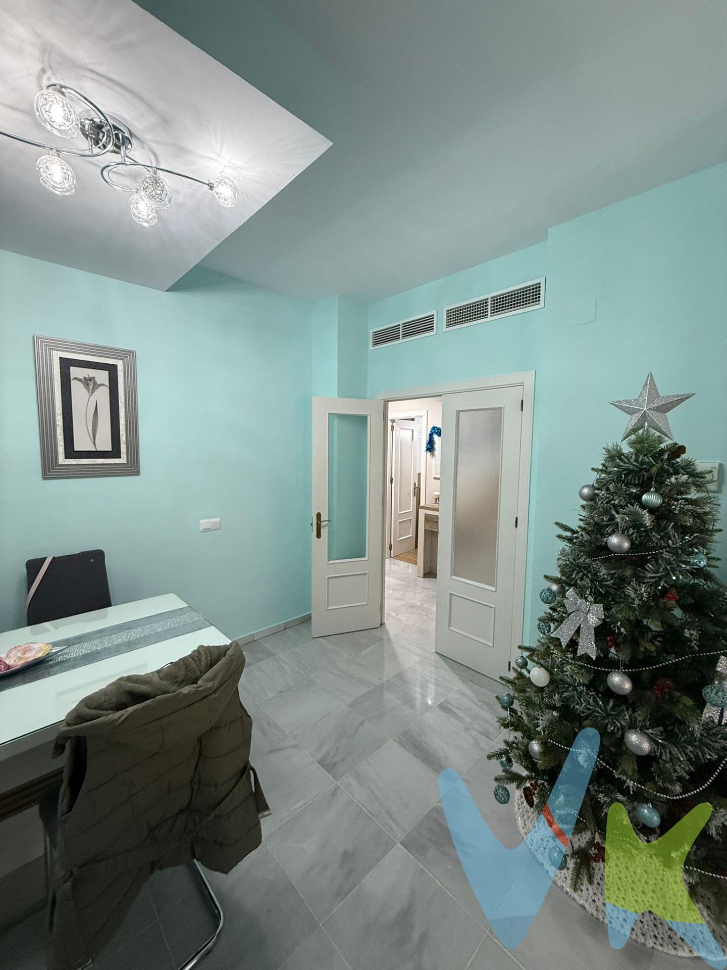 Magnífica casa adosada de 144 m² destaca por su excelente estado de conservación y una distribución pensada para el confort diario. En la planta baja, serás recibido por un práctico hall con gabanero. El amplio salón conecta directamente con un patio  ideal para cenas al aire libre. La cocina, tipo office y con zona de comedor, es el corazón de la casa, contando también con acceso al patio donde se encuentra un útil trastero-lavadero. Además, esta planta dispone de un aseo con plato de ducha. La planta alta está dedicada al descanso con 4 dormitorios  y dos baños. La habitación principal con su propio baño en suite. Extras que marcan la diferencia:. Climatización mediante aires acondicionados. Sostenibilidad y ahorro gracias a sus placas solares. Cocina amueblada de gran calidad. Estado impecable: ¡No necesita reformas!. Esta propiedad, comercializada en exclusiva, garantiza información detallada y un trato directo. El precio de venta no incluye honorarios de agencia, impuestos ni gastos de compraventa. Documento F. I. A. disponible según Decreto 218/2005 de la Junta de Andalucía.