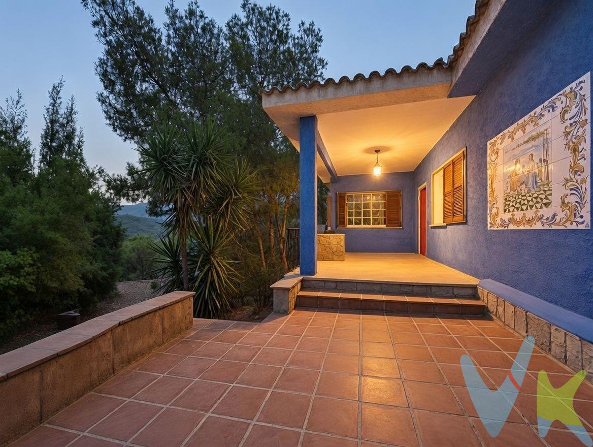 Hay casas que se venden. Y hay casas donde, simplemente, empieza tu próxima vida. Esta es de las segundas.  . Al final de una calle tranquila de Monteamor–La Carrasca, con la Sierra Calderona al horizonte, te espera una vivienda de una sola planta que no pide que la mires: pide que la vivas. 833 m² de parcela para respirar, 197 m² construidos para echar raíces.  . Entras y la luz te recibe antes que nadie, derramándose por los ventanales del salón hasta la chimenea, esa que en las noches de invierno pinta de naranja las paredes.  . Fuera, el jardín. La terraza donde el café de las mañanas sabe distinto. La piscina comunitaria esperando cada verano como una promesa que se repite y un sótano luminoso con vistas que no imaginabas encontrar bajo tierra.  . Cinco habitaciones (cuatro dobles y una individual) para que cada historia de la casa tenga su propio capítulo. Dos baños completos. Garaje doble automático. Cocina reformada con zona office, pensada para las noches en las que se cocina en compañía y las mañanas en las que no hay prisa por nada. Calefacción y agua caliente de gas, aire acondicionado por splits y ventanas de climalit en toda la vivienda.  . La ubicación es excepcional, rodeada de algunas de las mejores opciones educativas y deportivas de la provincia de Valencia: a 15 minutos, el golf de Bétera, la Ciudad Deportiva de la selección del Valencia C.F. y el complejo deportivo de Mas Camarena; a 20 minutos, el Colegio Mas Camarena, uno de los más reconocidos de Valencia; además de una amplia oferta de colegios internacionales en la zona, entre ellos el Colegio CEU San Pablo en Moncada, a 15 minutos. Y para las familias con niños pequeños, guardería y colegio de infantil y primaria a solo 3 minutos, en el propio Náquera.  . No es solo una casa en Náquera. Es la sierra de testigo, el tiempo de tu parte, y un lugar donde el "algún día" se convierte, por fin, en "ya".  . CARACTERÍSTICAS. •⁠  ⁠5 dormitorios (4 dobles + 1 individual). •⁠  ⁠2 baños completos. •⁠  ⁠Garaje doble automático (2 plazas). •⁠  ⁠197 m² construidos / 833 m² de parcela. VENTA:. PVP 395.000€. Gastos e impuestos no incluidos en el precio. La compra conlleva impuestos y gastos de formalización para el comprador. A título orientativo se informa que en segundas transmisiones el ITP con carácter general en Valencia es del 9%, pudiendo existir otros tipos impositivos atendiendo a las circunstancias personales del comprador u otras circunstancias previstas legalmente. Base imponible del impuesto el mayor valor entre el precio de compraventa, la tasación o el valor de referencia catastral. En cuanto a los gastos de notaría y registro, en su caso, suelen oscilar aprox. entre 1,5% y 2,5% (aranceles variables según precio, n.º de copias y complejidad). El comprador elige notario. Si el comprador precisase de hipoteca: tasación, condiciones y costes bancarios serán según entidad elegida por el comprador, así como los gastos de gestoría, y cualesquiera otros gastos inherentes a la formalización de la compraventa que legalmente correspondan a la parte compradora, salvo pacto expreso en contrario con el vendedor. El consumidor tiene, conforme a la normativa vigente, a su disposición información y documentación adicional relativa al inmueble y condiciones de la compraventa, que podrá ser consultada en C/Joaquín Costa 4, bajo 46005 Valencia o urbe2@remax.es. Honorarios de mediación inmobiliaria a cargo del COMPRADOR: (3% del precio final de venta más IVA (21%), salvo otro pacto.); y de VENDEDOR (según acuerdo con el mismo). Se informa al consumidor que la agencia actúa como intermediaria inmobiliaria en la operación, estando cualquier eventual compraventa y sus condiciones sujeta a la aceptación expresa del propietario-vendedor y a la posterior formalización del correspondiente contrato.