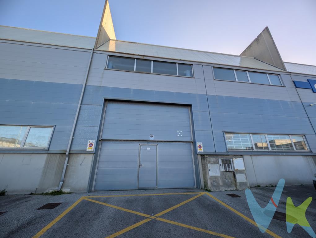 Superficie construida total: 580 m²·        Planta baja: 290 m² -  13,92 m (ancho) x 20,35 m (fondo)   -Altura mínima libre: 4,20 m -  Altura máxima libre: 4,77 m·        Planta superior: 290 m²  - 13,92 m (ancho) x 20,67 m (fondo) - Altura mínima lateral: 6,01 m - Altura máxima a cumbrera: 6,95 mACCESOS·        Puerta industrial:  4,73 m (ancho)  4,54 m (alto) - Puerta peatonal independienteCOMUNICACIÓN INTERIOR Montacargas instalado: Hueco: 4,27 m x 3,83 m - Superficie ocupada: 16,35 m²  Escalera metálica de acceso entre plantasCONSTRUCCIÓN·        Estructura metálica·        Cerramientos metálicos y hormigón·        Cubierta inclinada·        Suelo de hormigón industrial·        Cerramientos superiores traslúcidos (gran entrada de luz natural)INSTALACIONES·        Cuadro eléctrico sectorizado·        Circuitos diferenciados (fuerza e iluminación)·        Tomas industriales·        Iluminación suspendida tipo industrialCONFIGURACIÓN·        Espacios diáfanos en ambas plantas·        Gran volumen interior (> 3.100 m³ aprox.)·        Nave apta para:  Almacenaje industrial -  Logística ligera - Actividad industrial - Distribución comercialHonorarios a cargo del comprador: 1% no incluido en el precioImpuestos, gastos notariales y registrales NO INCLUIDOS    