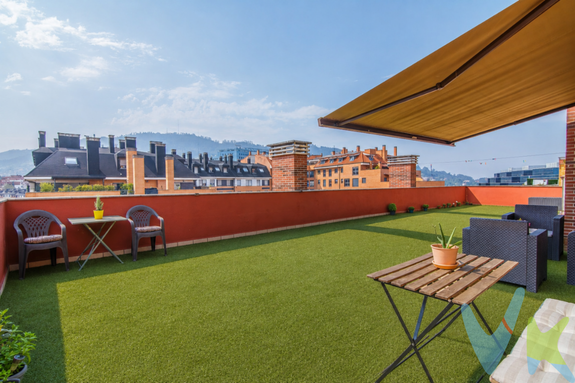  Espectacular ATICO semi nuevo con terraza de 112m2 Orientación SUR OESTECon un diseño contemporáneo y funcional, el piso se encuentra en la séptima planta de un edificio construido en 2005, garantizando así una estructura moderna y bien mantenida. Se trata de un ático amplio y luminoso, con 85 metros cuadrados de espacio útil .2 habitaciones dobles una de ellas con baño en suite.cocina grande y completamente amueblada.Salón comedor con enormes vistas.garaje para coche mas moto en línea.terraza privada de 112m2. Orientación SURtoldo eléctrico con mando a distanciaEl inmueble cuenta con un total de 103 metros construidos, proporcionando una distribución optimizada que maximiza el confort. Además, dispone de un ascensor, facilitando el acceso al piso sin contratiempos. Este lugar no solo ofrece un espacio habitable excepcional, sino que también se beneficia de una impresionante terraza de 112 metros cuadrados. El bien inmueble está completamente amueblado, listo para entrar a vivir sin complicaciones adicionales. Cada habitación ha sido equipada pensando en la estética y la funcionalidad, permitiendo que tanto usted como su familia puedan empezar a disfrutar de su nuevo hogar desde el primer día. Además, para su tranquilidad y comodidad, incluye una plaza de garaje, para coche y moto grande. dejando atrás las preocupaciones por el estacionamiento.La ubicación es otro de los aspectos destacados de esta propiedad. La proximidad a servicios de transporte público como el tren y el autobús asegura una conectividad excelente con el resto de la ciudad y las áreas aledañas, haciendo de los desplazamientos diarios una experiencia más sencilla y eficiente. La zona del HUCA es conocida por su entorno tranquilo y residencial, además de contar con diversas opciones de servicios y comercios a corta distancia.Si está buscando un hogar que conjuga modernidad, comodidad y ubicación privilegiada, no busque más. Este ático es la respuesta perfecta a sus necesidades, ofreciendo un estilo de vida sofisticado y práctico al mismo tiempo. Invitamos a todos los interesados a visitar este magnífico inmueble para apreciar de primera mano todo lo que tiene para ofrecer. NOTA: SOLO SE ATENDERÁN INTERESADOS QUE DEJEN SU NUMERO DE TELEFONOPRECIO DE VENTA SIN GASTOS NI IMPUESTOS INCLUIDOS: El precio de venta no incluye gastos de notaría, registro de la propiedad, gestoría, ni el Impuesto de Transmisiones Patrimoniales (ITP) o el IVA/AJD. 