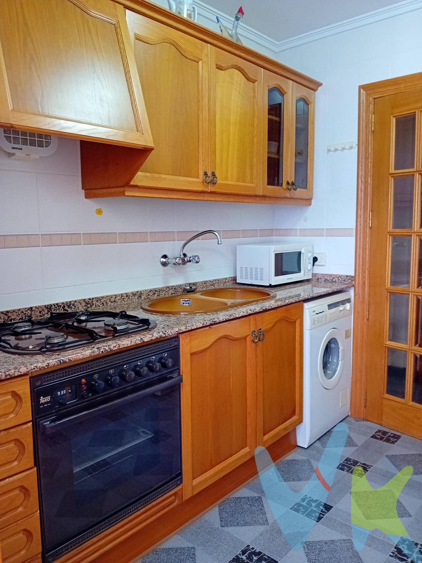 Descubre esta excelente oportunidad de inversión en La Vall d'Uixó, ubicado en la tranquila zona de La Moleta. Este piso, actualmente alquilado, se ofrece a la venta por solo 68,000€. Con una superficie construida de 81 m² y útil de 75 m², el inmueble cuenta con dos habitaciones dobles y dos sencillas que brindan amplios espacios para vivir. Su estado es bueno y está orientado al norte lo que garantiza luminosidad durante todo el día. El edificio también destaca por ser totalmente exterior e incluir bonitos árboles alrededor; ideal para disfrutar del aire fresco desde casa. Además, su ubicación estratégica permite fácil acceso a servicios públicos como autobuses cercanos así como proximidad a colegios y zonas infantiles perfectas para familias o inquilinos potenciales. No pierdas la ocasión de adquirir este atractivo activo inmobiliario. “El precio del inmueble no incluye los gastos de notaría y registro de la propiedad (que están sujetos a aranceles y varían dependiendo del precio de escrituración), ni los impuestos (que en la Comunitat Valenciana varían dependiendo del precio del inmueble y de las características personales del comprador.”. 