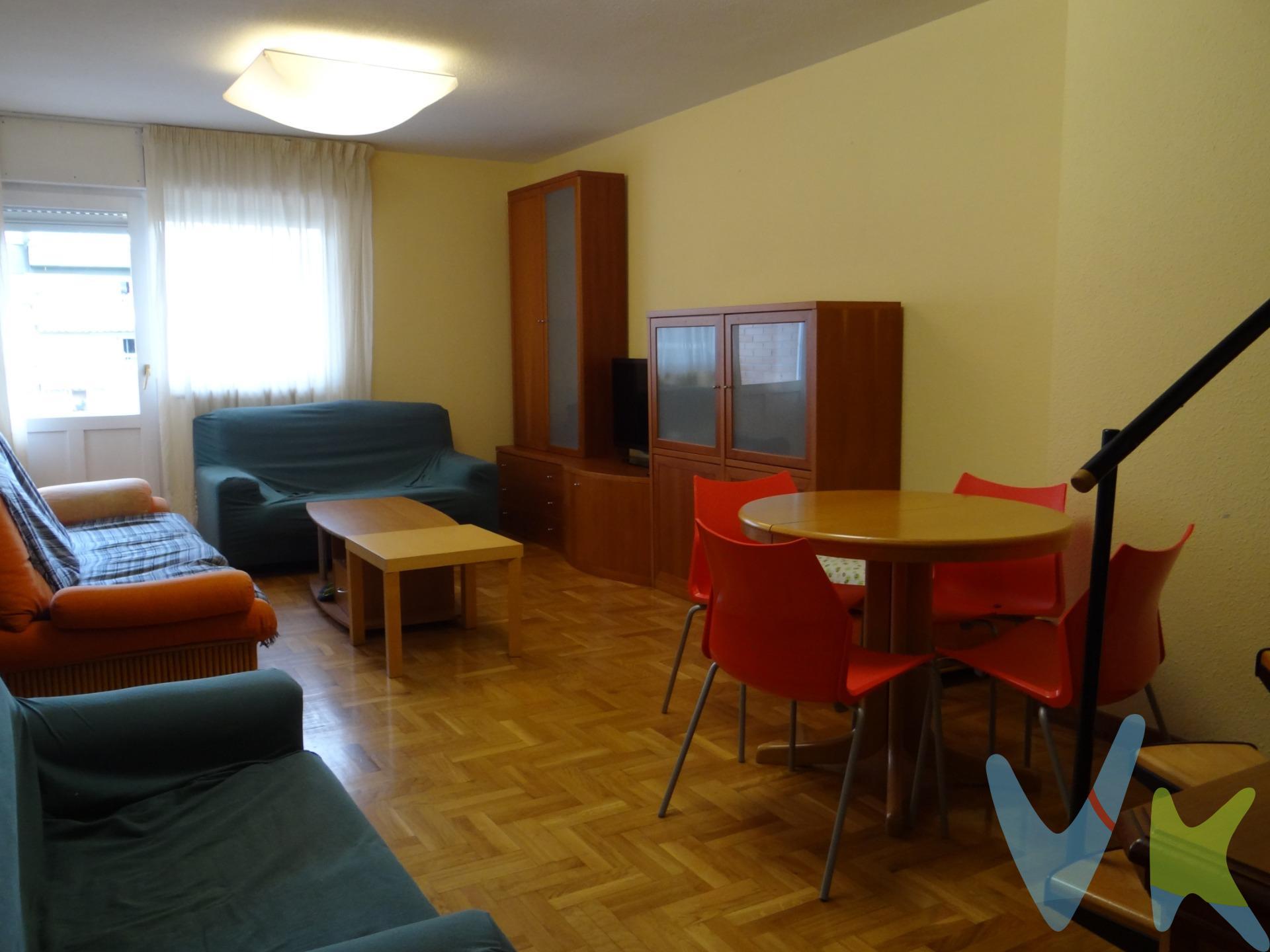 Se vende vivienda actualmente alquilada, IDEAL PARA INVERSORES que buscan rentabilidad desde el primer momento. Ubicada en la Plaza Lur Gorri, una de las zonas más demandadas de Barañáin, rodeada de todos los servicios: Centro de Salud, comercio, transporte público, zonas verdes y a escasos pasos del Auditorio de Barañáin. Situada en la sexta y última planta de un edificio construido en 1993, esta propiedad destaca por su luminosidad y su excelente orientación Este y Norte, lo que garantiza luz natural durante todo el día. Además, es completamente exterior. La vivienda se distribuye originalmente en:. - Amplio salón-comedor con acceso a un bonito balcón con vistas abiertas a la plaza, perfecto para disfrutar del sol de la mañana. - Cocina independiente, también exterior, equipada con despensa y acceso a tendedero. - Dos dormitorios y un baño completo con ventilación natural. En la planta superior se ha habilitado un espacioso tercer dormitorio abuhardillado, con zona de almacenaje y baño completo, creando un espacio independiente y muy acogedor. La vivienda se completa con:. - Plaza de garaje en el sótano segundo del mismo edificio. - Amplio trastero junto al portal, con posibilidad de realizar doble altura. Una excelente inversión en una zona consolidada y con gran demanda. ¡No dejes pasar esta oportunidad!. (DATOS MERAMENTE INFORMATIVOS, SIN VALOR CONTRACTUAL. EL PVP INDICADO NO INCLUYE IMPUESTOS, GASTOS DE TRANSMISIÓN).