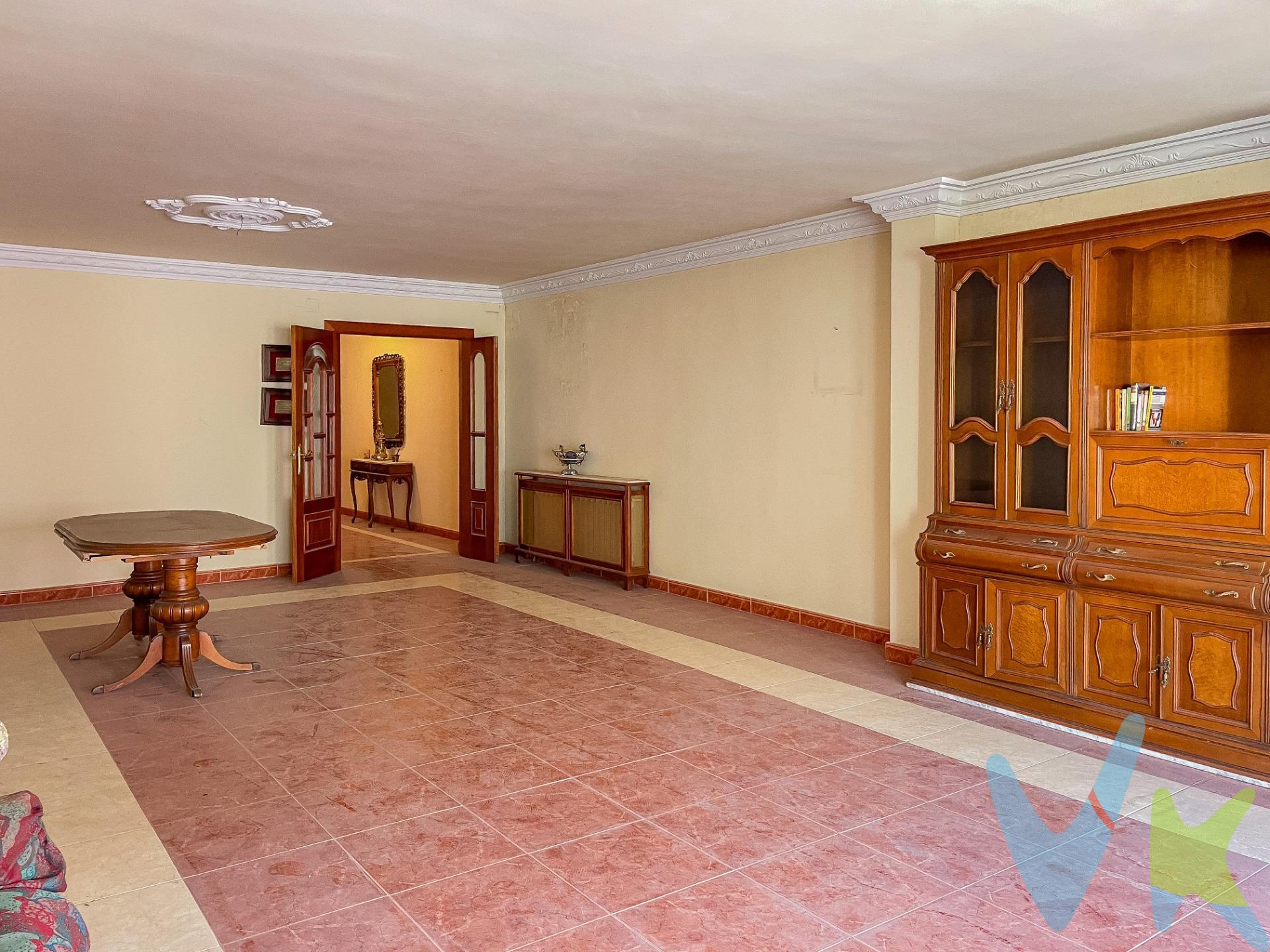 Imagina despertar cada día en un hogar lleno de luz, con el encanto de lo histórico y la comodidad de lo moderno, justo en el centro de esta hermosa ciudad. Te presentamos un espectacular dúplex en la Plaza El Portal, justo encima de la icónica Perfumería Druni, un lugar lleno de vida y tradición en Requena. En la primera planta, sentirás la amplitud y calidez de un gran salón-comedor con un balcón que te invita a disfrutar de la vida que pasa por la calle, como en una película. Aquí, las tardes serán mágicas mientras ves a la gente ir y venir. La cocina es el corazón de la casa, con espacio de sobra para inspirar deliciosas comidas, y al lado un lavadero amplio que te hará la vida más fácil. Además, tendrás cinco habitaciones para llenar de risas y sueños, y dos terrazas donde podrás respirar aire fresco y sentir el latido de la ciudad. Pero lo mejor está por llegar…. En la planta superior, encontrarás un espacio abierto, lleno de posibilidades. Imagina compartir cenas con amigos junto a una chimenea acogedora, con una cocina americana que te permite estar siempre en el centro de la conversación. Todo diseñado para crear recuerdos inolvidables. Y si buscas un rincón de paz, dos grandes terrazas interiores te ofrecen la intimidad que necesitas, mientras que otro balcón te conecta con el exterior. Todo esto con una entrada discreta por una calle tranquila, para que llegues a tu hogar como quien guarda un secreto. Una Ubicación Perfecta para Disfrutar la Vida. Aquí, estarás rodeado de tiendas, mercados, restaurantes y todo lo que hace especial a Requena. ¡No necesitarás ir más lejos! Todo lo que necesitas está a tu alrededor. Este no es solo un dúplex; es el lugar donde comenzarás una nueva historia, llena de momentos especiales. . ¿Te imaginas aquí? ¡Ven a verlo!. Este dúplex tiene alma, y estamos seguros de que cuando lo conozcas, sentirás que es para ti. Llámanos y agenda una visita. ¡Queremos que descubras tu futuro hogar en el centro de Requena!. VENTA:. PVP 350.000€.  Gastos e impuestos no incluidos en el precio. La compra conlleva impuestos y gastos de formalización para el comprador. A título orientativo se informa que en segundas transmisiones el ITP con carácter general en  Valencia es del 10%, pudiendo existir otros tipos impositivos atendiendo a las circunstancias  personales del comprador u otras circunstancias previstas legalmente. Base imponible del impuesto el mayor valor entre el precio de compraventa, la tasación o el valor de referencia catastral. En cuanto a los gastos de notaría y registro, en su caso,  suelen oscilar aprox; entre 1,5% y 2,5% (aranceles variables según precio, n.º de copias y complejidad). El comprador elige notario. Si el comprador precisase de hipoteca: tasación, condiciones y costes bancarios serán según entidad elegida por el comprador, así como los gastos de gestoría, y cualesquiera otros gastos inherentes a la formalización de la compraventa que legalmente correspondan a la parte compradora, salvo pacto expreso en contrario con el vendedor. El consumidor tiene, conforme a la normativa vigente, a su disposición información y documentación adicional relativa al inmueble y condiciones de la compraventa, que podrá ser consultada en C/Joaquín Costa 4, bajo 46005 Valencia o urbe2@remax.es. Honorarios de mediación inmobiliaria a cargo del  COMPRADOR: (3% del precio final de venta más IVA (21%), salvo otro pacto.); y de VENDEDOR (según acuerdo con el mismo). . Se informa al consumidor que la agencia actúa como intermediaria inmobiliaria en la operación, estando cualquier eventual compraventa y sus condiciones sujeta a la aceptación expresa del propietario-vendedor y a la posterior formalización del correspondiente contrato.