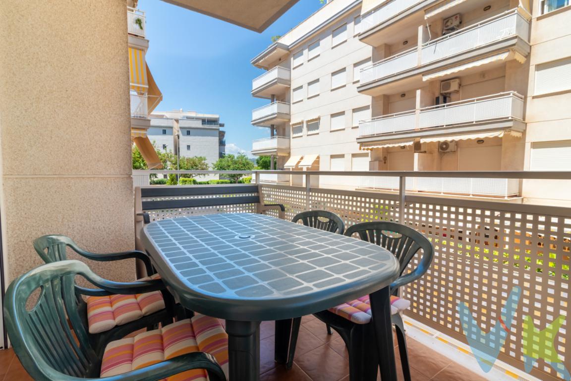 ¡Apartamento en residencial con piscina en Canet d\'En Berenguer!Te presentamos este encantador apartamento en venta en la playa de Canet d\'En Berenguer.Esta vivienda, situada en un residencial con piscina y zonas ajardinadas, reúne todas las características para comenzar una nueva vida junto al mar.El inmueble cuenta con dos habitaciones bien iluminadas, ideales para crear espacios personalizados, ya sea para descansar, trabajar o cualquier otro uso que imagines. Cada habitación ha sido diseñada para aprovechar al máximo el espacio y ofrecer un ambiente único y acogedor.La propiedad ofrece excelentes calidades y acabados modernos que se aprecian desde el primer momento. La luz natural inunda cada espacio gracias a las ventanas bien posicionadas, asegurando un ambiente cálido a lo largo del día.Uno de los mayores atractivos de este piso es, sin duda, el acceso al espacio comunitario que dispone de una piscina. Disfruta de refrescantes chapuzones durante el verano y deléitate con la sensación de vacaciones permanentes sin salir de casa. La piscina se convierte en el lugar perfecto para relajarte, leer un libro o simplemente disfrutar del sol con amigos y familia.La ubicación en Canet d\'En Berenguer ofrece además una serie de atractivos adicionales. Disfruta de un ambiente costero apacible, mientras permaneces muy bien conectado a servicios, comercios y opciones de ocio en la zona. Las excelentes conexiones hacen de esta propiedad una excelente opción tanto como residencia permanente o una inversión para futuras oportunidades de alquiler.No dejes pasar la oportunidad de visitar este piso que lo tiene todo. La combinación de comodidad, estilo y localización en una de las zonas más deseadas cerca del mar Mediterráneo, te invitan a imaginar una nueva etapa de vida llena de tranquilidad y momentos inolvidables. Contáctanos para concertar una visita y descubre por ti mismo todas las ventajas de este hogar .No dudes más, este piso es la opción perfecta que estabas buscando para encontrar el estilo de vida que mereces. Te esperamos para mostrarte todas sus posibilidades y ayudarte a dar el primer paso hacia tu nuevo hogar. * En nuestra agencia contamos con el distintivo de Agentes de Intermediación Inmobiliaria de la Comunitat Valenciana (Número de registro RAICV 1394) y cumplimos con todos los requisitos que debe tener un profesional del sector inmobiliario.*Por mandato expreso del propietario, comercializamos este inmueble en exclusiva, lo que le garantiza el acceso a toda la información, a un servicio de calidad, un trato fácil, sencillo y sin interferencias de terceros. Si usted es agente inmobiliario y tiene un cliente para este inmueble, llámenos estaremos encantados de colaborar. *El precio indicado no incluye gastos ni otros conceptos. A tal efecto, se informa que al referido precio habrá que añadirle los gastos propios de la transmisión inmobiliaria, entre los que cabe enumerar los siguientes: honorarios notariales, impuesto al que se encuentre sujeta la transmisión (Impuesto sobre el Valor Añadido o Impuesto sobre Transmisiones Patrimoniales y Actos Jurídicos Documentados, según el caso), gastos de inscripción en el Registro de la Propiedad y honorarios de intermediación de la agencia inmobiliaria.  *¿Qué te ofrecemos en nuestra agencia?  - Agilizamos y hacemos más cómodo el proceso. - ¡Nos ocupamos de todo! Cero preocupaciones. - Recibe apoyo legal y fiscal durante todo el proceso. - Experto inmobiliario 100% a tu lado. - Asistencia post venta ¡Seguimos a tu lado! Si deseas saber más, no dudes en ponerte en contacto con nosotros. ¿HABLAMOS? 