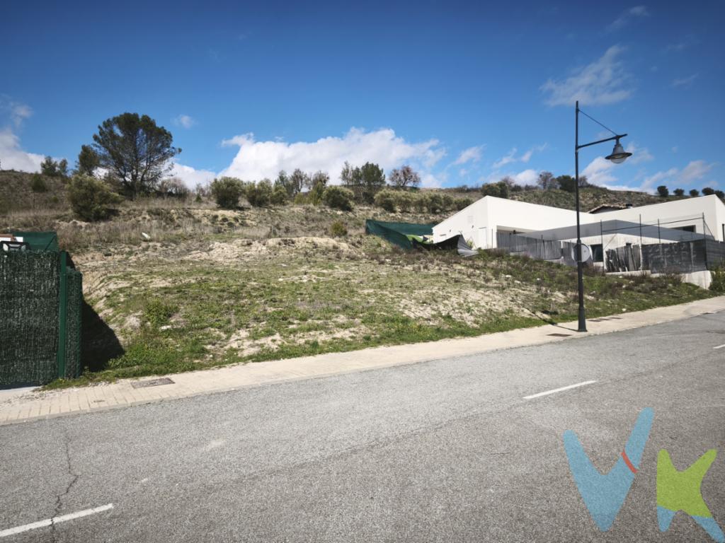 Parcela URBANIZADA (504 m²), a la entrada del pueblo de Obanos desde Puente la Reina. Parcela rectangular de dimensiones aproximadas 16m * 31m, en pendiente cayendo al Sur  Sureste, donde se ubica la calle de acceso. Algo más de 6m de desnivel entre borde Sur y Norte, lo que le aporta una extraordinaria protección a las inclemencias climáticas así como un completo dominio sobre unas espectaculares vistas.Frente a la parcela, al otro lado de la calle se ubica una zona verde pública, por lo que se dispondrá permanentemente de vistas y desahogo.Por su condición de urbanizada dispone en su frente de las acometidas de agua, luz y suministros realizadas, así como la propia urbanización de calle, asfaltado e iluminación urbana. Todo ya completamente desarrollado y urbanizado. Aceras amplias y viales en los dos sentidos. En su límite norte, mantiene su trazado el Camino de Santiago a su paso por la villa de Obanos. El Plan Parcial AR4, actualmente AE8, de desarrollo municipal que le corresponde, permite la construcción en Baja+1+Entrecubierta, con una edificabilidad de 240m². Los sótanos no computan a efectos de edificabilidad.Las alineaciones laterales de 2,5m, frontal de 5m y posterior de 4,5m dejan libre al proyectista una amplia superficie de suelo de algo más de 250m² donde desarrollar el volumen de vivienda.La ventaja urbanística de Obanos es la libertad que ofrece al arquitecto de mínimos y máximos edificatorios, volúmenes a plantear, y empleo de materiales y soluciones constructivas. Además de la posibilidad de equipar tu casa con piscina y otras dotaciones en su espacio exterior.Se abre la puerta a aplicar soluciones de construcción prefabricada y no agotar los máximos edificables, para obtener una vivienda pensada como segunda residencia más recreativa, más económica.Y no hay límites como para soñar con una casa amplísima, con vistas y orientación, amplio jardín, y sin ataduras estéticas.Obanos, villa de 900 habitantes cruzada por el Camino de Santiago (muy cerca de la ermita de Eunate), es una villa que cuenta con numerosos servicios (deporte, hostelería, entidades bancarias, supermercado, restaurantes, carnicería, pescadería, bares, escuela, frontón, piscinas, peluquería) y conectada por autovía A12 con Pamplona (15 minutos) y a 2 km de Puente la Reina. Clima agradable y entorno natural en pleno corazón de Valdizarbe (falda meridional de la sierra del Perdón-Erreniega). Tranquilidad garantizada, en entorno inigualable.No dudes en llamarnos para pedirnos más información y aclarar cualquier duda que te estés planteando. Os invitamos a acercaros a la parcela, para apreciar in situ, no sólo las maravillosas vistas y ubicación de la parcela, sino para comprobar viviendas que ya se han construido y están en plena construcción en las parcelas vecinas, y la gran variedad de soluciones planteadas.Somos arquitectos. Hemos estudiado el potencial de la parcela y podríamos asesorar en una primera toma de contacto para un posible proyecto de arquitectura.Información Legal:Superficies y medidas son orientativas, obtenidas de la documentación disponible, pudiendo presentar leves variaciones. Algunas imágenes pueden tener algunos retoques fotográficos, o modificaciones informáticas para su presentación comercial.Atendiendo a la Cláusula de Transparencia y Desglose de Gastos (Ley 10/2025): El precio anunciado corresponde al Precio de Venta al Público (PVP) e INCLUYE los honorarios de la Agencia Inmobiliaria.No están incluidos en el Precio de Venta los gastos e impuestos inherentes a la adquisición, que desglosamos a continuación: Impuesto de Transmisiones Patrimoniales (ITP) conforme a la normativa vigente (6% en Navarra, salvo posibles reducciones en función de la situación personal del adquirente), * en terrenos no aplican reducciones; más Actos Jurídicos Documentados (AJD) (entre un 0,5-1%); Gastos de Notaría y Registro de la Propiedad según aranceles oficiales (entre un 1-2%); Gastos de gestoría o tasación bancaria en caso de ser contratadas por el adquirente; ni honorarios profesionales de asesoría inmobiliaria o servicios de arquitectura NO VINCULADOS A LA COMPRA Y PREVIA CONTRATACIÓN EXPRESA.Más información oficial sobre tipos y bonificaciones del ITP en Navarra en: https://www.navarra.es/es/tramites/on/-/line/Impuesto-sobre-Transmisiones-Patrimoniales-y-Actos-Juridicos-Documentados-Modelo-600-y-605?pageBackId=7565852