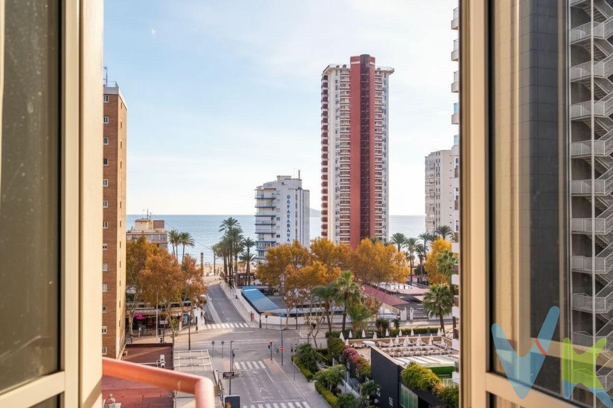 Imagínate entrando en un piso de 174 m2 que ocupa toda la planta del edificio: al abrir la puerta, ves un salón amplio y luminoso, bañado por la luz sur, con vistas al mar que se asoman entre los edificios de Playa de Levante. El silencio te recibe de inmediato, gracias a unas, ventanas renovadas con aislamiento térmico y acústico que dejan fuera el ruido de la ciudad; solo se percibe, si prestas atención, el rumor lejano del mar, a menos de 300 metros de la puerta. Recorre el espacio y siente la diferencia: sin vecinos pared con pared, con un salón que antes eran dos terrazas y ahora respira como una única estancia diáfana para moverte con libertad. El aire acondicionado climatiza toda la vivienda, así que la temperatura es siempre agradable, y. los baños reformados —uno en suite— invitan al tacto con acabados nuevos. La cocina, con office y galería, se ve tan ordenada como funcional. Y cuando llegues a casa, nada de vueltas buscando aparcamiento ni escaleras con bolsas: bajas en ascensor y tu propia plaza de garaje te espera justo abajo. Un hogar en un edificio de carácter, con detalles de inspiración morisca, para vivirlo, verlo y disfrutarlo con calma. ¿Sientes que puede ser tu nuevo hogar para tus días en Benidorm? Pues llama y agenda una visita para verlo. PVP 595.000€. Gastos e impuestos no incluidos en el precio. La compra conlleva impuestos y gastos de formalización para el comprador. A título orientativo se informa que en segundas transmisiones el ITP con carácter general en Valencia es del 9%, pudiendo existir otros tipos impositivos atendiendo a las circunstancias personales del comprador u otras circunstancias previstas legalmente. Base imponible del impuesto el mayor valor entre el precio de compraventa, la tasación o el valor de referencia catastral. En cuanto a los gastos de notaría y registro, en su caso, suelen oscilar aprox. entre 1,5% y 2,5% (aranceles variables según precio, n.º de copias y complejidad). El comprador elige notario. Si el comprador precisase de hipoteca: tasación, condiciones y costes bancarios serán según entidad elegida por el comprador, así como los gastos de gestoría, y cualesquiera otros gastos inherentes a la formalización de la compraventa que legalmente correspondan a la parte compradora, salvo pacto expreso en contrario con el vendedor. El consumidor tiene, conforme a la normativa vigente, a su disposición información y documentación adicional relativa al inmueble y condiciones de la compraventa, que podrá ser consultada en C/Joaquín Costa 4, bajo 46005 Valencia o urbe2@remax.es. Honorarios de mediación inmobiliaria a cargo del COMPRADOR: (3% del precio final de venta más IVA (21%), salvo otro pacto.); y de VENDEDOR (según acuerdo con el mismo). Se informa al consumidor que la agencia actúa como intermediaria inmobiliaria en la operación, estando cualquier eventual compraventa y sus condiciones sujeta a la aceptación expresa del propietario-vendedor y a la posterior formalización del correspondiente contrato.