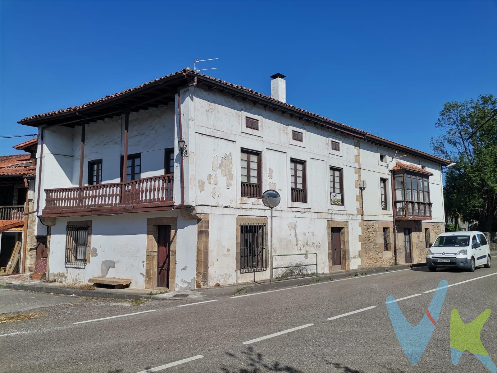 ¡Descubre la joya de La Abadilla de Cayón! Presentamos una casona de piedra emblemática que te dejará sin palabras. Con una superficie construida de 264 m² y una accesoria anexa de 46 m², esta propiedad es ideal tanto para vivienda como para negocio rural. Posibilidad de tener vivienda en la planta de arriba y negocio con almacén en la planta baja con entradas independientes. Distribuida en un amplio salón, 8 habitaciones, cocina y dos baños, ofrece espacio y comodidad para toda la familia. Además, cuenta con una amplia terraza de 46 m² con zona cubierta discreta e independiente, perfecta para disfrutar del aire libre en cualquier época del año. Construida en 1919 con piedra y maderas de roble, la casa mantiene su encanto rústico mientras ofrece todas las comodidades modernas. La posibilidad de dividirla en dos viviendas independientes y un negocio con almacén amplía sus opciones de uso. Su orientación sur garantiza luz natural durante todo el día, y la calefacción con bomba de frío/calor asegura un ambiente agradable en cualquier estación. Ubicada a pocos minutos de Sarón, donde encontrarás todos los servicios necesarios, esta propiedad es una oportunidad única. No pierdas la ocasión de vivir en un entorno tranquilo y natural sin renunciar a las comodidades urbanas. Ven a conocer tu futuro hogar o negocio en La Abadilla de Cayón!. . Los impuestos, gastos de notaría y registro no están incluidos en el precio.