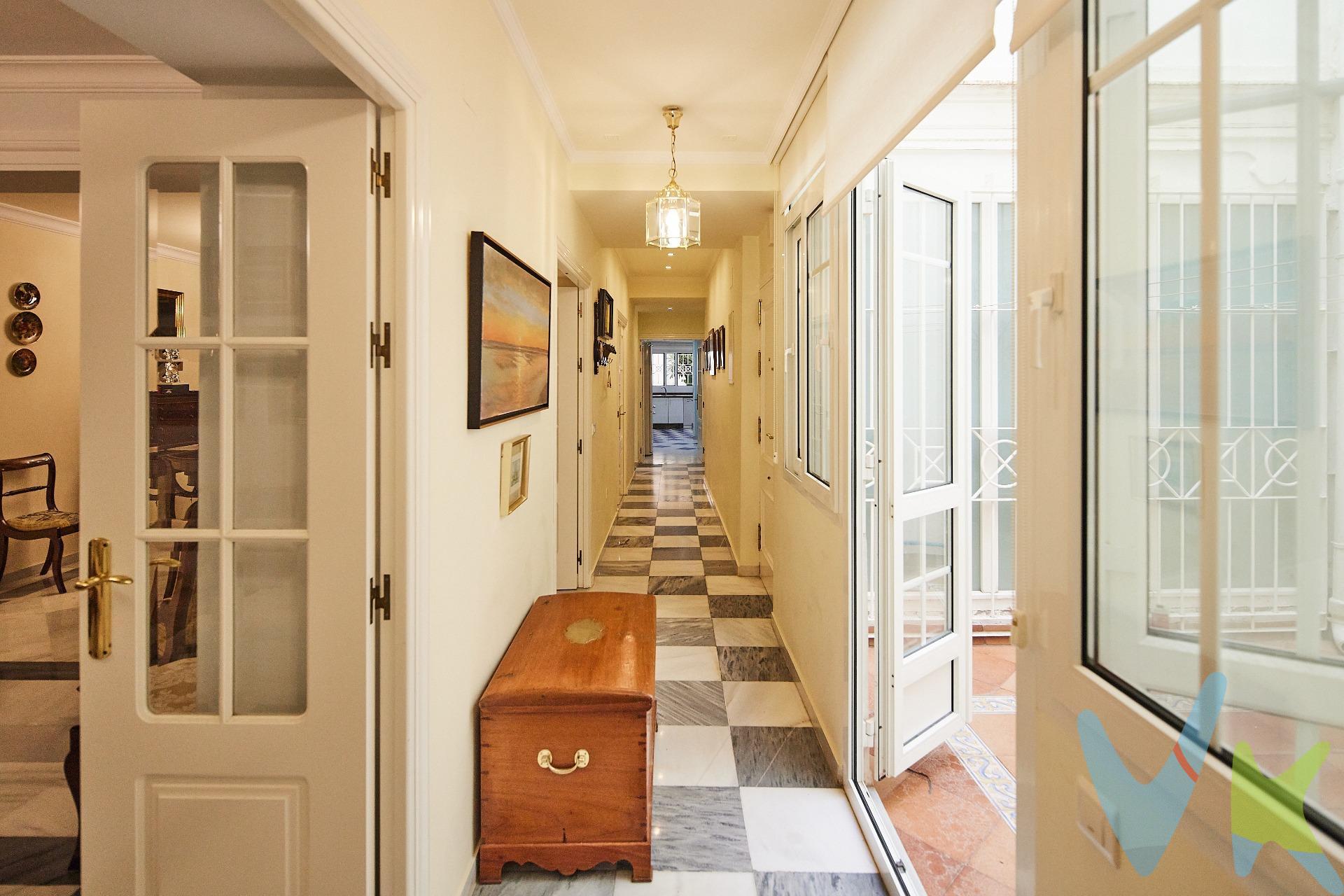 Una vivienda única por amplitud, distribución y carácter en pleno corazón de Cádiz. Se pone a la venta esta magnífica vivienda, una propiedad excepcional que combina amplios espacios, comodidad y elementos propios de las viviendas con personalidad de Cádiz. La vivienda cuenta con 7 balcones a la calle, que aportan una extraordinaria luminosidad y conexión con el exterior. La habitación principal dispone de 3 balcones propios, además de baño en suite, convirtiéndose en un espacio amplio y privilegiado dentro de la vivienda. La distribución incluye 4 habitaciones, de las cuales 3 son dobles. Una de las habitaciones dobles cuenta con vestidor, mientras que la habitación individual dispone de baño en suite, ofreciendo privacidad y funcionalidad para toda la familia. El salón principal es especialmente amplio y señorial, con 3 puertas de acceso que facilitan una distribución versátil y una magnífica sensación de amplitud. La vivienda dispone además de una sala de estar independiente con zona de despacho, perfecta para crear un espacio de trabajo, lectura o descanso. La cocina, de generosas dimensiones, cuenta con zona de comedor, lavadero y alacena, proporcionando una excelente capacidad de almacenamiento y organización. Entre sus características más destacadas se encuentra también un patio privado, un auténtico privilegio en Cádiz capital, así como un trastero dentro de la propia vivienda y numerosos armarios de almacenaje distribuidos por los pasillos, algo especialmente práctico en una propiedad de estas dimensiones. La finca dispone de ascensor, con llegada directa al pasillo de la vivienda, aportando comodidad y accesibilidad. Una propiedad para vivir Cádiz de una manera diferente. Por sus extraordinarias dimensiones, su distribución, sus numerosos balcones y sus espacios privados, esta vivienda representa una oportunidad para quienes buscan una casa amplia, especial y con personalidad en Cádiz capital. No deje pasar esta oportunidad y solicite más información o una visita sin compromiso. * Nuestros precios no incluyen impuestos, gastos notariales, registrales ni honorarios de la agencia, al respecto informamos en cumplimiento de la ley 10/2025, de 26 de Diciembre que el consumidor tiene a su disposición información y documentación adicional relativa al inmueble y condiciones de la compraventa, que podrá ser consultada en las sede física de la Agencia y le serán debidamente informados en nuestra oficina con total TRANSPARENCIA y en función de sus circunstancias personales y económicas de la compra. IMPUESTO SOBRE TRANSMISIONES PATRIMONIALES (ITP): Comunidad Autónoma de Andalucía tipo general del 7% o tipos reducidos del 3,5%, 1,2% o 1%. GASTOS DE NOTARÍA Y REGISTRO: según arancel oficial que pueden consultar en Anexo I, del Real Decreto 1426/1989, de 17 de noviembre. HONORARIOS del comprador: 3% más IVA del precio de venta. ** Ponemos a su disposición el documento informativo abreviado de la propiedad (según decreto 218/2005, del 11 de octubre). Así mismo informamos que disponemos de seguro de caución, para la protección de importes entregados como señal para la reserva del inmueble. * Plazo de validez del precio de este anuncio hasta el 31 de Diciembre de 2026.  . . . .  . 