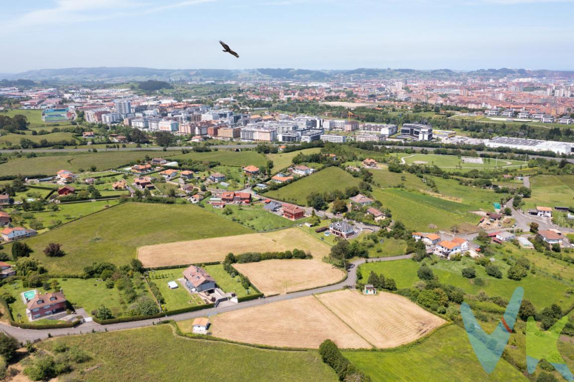 Parcela edificable en Granda, muy cerca de Gijón. Una zona tranquila y familiar, con parques y espacios verdes donde los residentes pueden disfrutar de la naturaleza. También cuenta con comercios, supermercados, colegios y servicios públicos cercanos, que hacen de esta zona un lugar cómodo y agradable para vivir.  La finca es llana, posee acceso desde camino público, tiene servicios urbanos de abastecimiento de agua y suministro de energía  eléctrica a pie de parcela. La parcela de 1.620,85 m2 existentes, resultando una superficie de parcela neta de 1.580,55 una vez realizadas las cesiones. Podrás hacer tu chalet con una superficie máxima construida de 300 m2.   Línea de Autobús urbano.   Un lugar con chalets individuales, al lado de Gijón y todos los servicios. NO DUDE EN PONERSE EN CONTACTO CON NOSOTROS HOY MISMO!!  El precio no incluye gastos de notaría, registro e impuesto de transmisiones.
