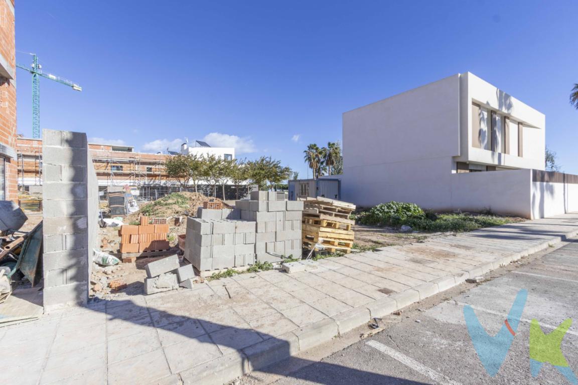 Ubicación estratégica y entorno tranquiloEste solar urbano situado en Albalat dels Sorells representa una excelente oportunidad para quienes buscan desarrollar una vivienda o proyecto en una localidad con alta demanda y gran calidad de vida. Ubicado en una zona consolidada del municipio, el terreno se encuentra a pocos minutos a pie de todos los servicios esenciales: supermercados, colegios, centro de salud, comercios locales y zonas verdes. Además, la cercanía a Valencia a solo unos 10 minutos en coche y la conexión con la línea de metro facilitan enormemente la movilidad diaria, convirtiendo este solar en un enclave muy atractivo tanto para residencia habitual como para inversión.Albalat dels Sorells es una población conocida por su ambiente seguro, su tejido social activo y su equilibrio perfecto entre vida tranquila y accesibilidad urbana. Vivir aquí permite disfrutar del encanto de un pueblo de lHorta Nord, rodeado de huerta tradicional, sin renunciar a todas las comodidades modernas.Características del solarEl solar cuenta con unas dimensiones que permiten un amplio abanico de posibilidades constructivas, desde una vivienda unifamiliar moderna con jardín y piscina hasta un pequeño edificio residencial, siempre respetando la normativa urbanística vigente. Su geometría regular facilita el aprovechamiento máximo del espacio, permitiendo un diseño eficiente y funcional.El terreno está clasificado como urbano, lo que significa que dispone de acceso a suministros esenciales como agua, luz y alcantarillado. Esto reduce considerablemente los plazos y costes iniciales de desarrollo. Además, la calle en la que se encuentra ofrece buena accesibilidad para obras y futuras entradas de vehículos, algo fundamental para cualquier tipo de proyecto.Gracias a su orientación favorable, este solar permite optimizar la entrada de luz natural durante gran parte del día, lo que se traduce en viviendas más luminosas, eficientes y confortables. Este detalle, muy valorado por compradores actuales, añade un plus significativo al valor del proyecto final que se construya aquí.Potencial para inversión o vivienda propiaTanto si estás pensando en construir tu hogar ideal como si buscas una opción segura para invertir, este solar ofrece un potencial notable. La demanda en Albalat dels Sorells continúa creciendo debido a su ubicación estratégica y su calidad de vida, lo que convierte este tipo de propiedades en una apuesta sólida.El entorno urbano ordenado, la renovación de infraestructuras en los últimos años y la proximidad a núcleos como Alboraya, Foios y Meliana refuerzan aún más el atractivo de esta parcela. Además, el desarrollo continuo de servicios y transporte público garantiza que el valor de la zona siga en ascenso.Una oportunidad lista para materializar tu proyectoSi buscas un solar con buena ubicación, servicios cercanos y alto potencial de desarrollo, este terreno en Albalat dels Sorells es sin duda una opción que merece ser vista. Su versatilidad y el crecimiento continuo de la zona lo convierten en una excelente base para construir una vivienda a medida o un proyecto inmobiliario rentable.¿Te gustaría conocer más detalles o visitar el solar? Contáctanos y te organizamos una visita sin compromiso.Se muestra a título informativo y no contractual. El precio no incluye lo siguiente: Honorarios de la agencia inmobiliaria, impuestos (IVA, ITP) y otros gastos de la Compraventa (notaria, gestoría y registro).