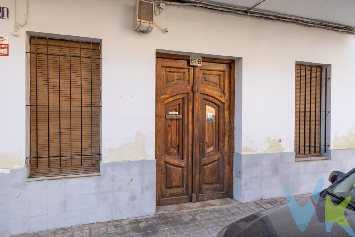  **Exclusiva oportunidad de adquirir una vivienda adosada en planta baja, (la planta superior es otra vivienda) en el corazón de Puerto de Sagunto**Situada en el centro del Puerto de Sagunto, este encantador piso en planta baja, con entrada independiente desde la calle, ofrece una oportunidad única para reformar a su gusto y disfrutar de un entorno tranquilo, sin renunciar a las comodidades urbanas. A un corto paseo de diversas líneas de autobús, esta propiedad se encuentra estratégicamente ubicada para facilitar el acceso a todas las áreas de la ciudad, haciendo que el transporte sea cómodo y accesible.Al ingresar a esta luminosa vivienda, se revela un generoso espacio de 115 metros construidos, que dispone de 112 metros útiles, distribuidos de manera inteligente para maximizar el confort y la funcionalidad del hogar. La casa, construida en 1959, ha conservado su carácter original .La propiedad alberga tres habitaciones. Estas estancias son ideales tanto para dar cabida a toda la familia como para ofrecer espacio adicional para huéspedes o convertir una de ellas en un estudio o despacho personal.El inmueble dispone de un aseo conectado a una fosa séptica. Este espacio se alinea con el estilo clásico de la casa, conservando su esencia tradicional.Un punto destacado es el amplio trastero, que permite muchas posibilidades y perfecto para el almacenamiento de objetos personales y mantener el hogar ordenado, permitiendo así que los espacios principales se mantengan despejados y funcionales.El diseño arquitectónico de este adosado es original y con muchas opciones de personalización, con cada rincón de la casa aprovechado para crear un entorno habitable cómodo y eficiente. La distribución interna invita a la creatividad en la decoración, ofreciendo múltiples posibilidades para personalizarlo y hacerlo propio.La cercanía a servicios esenciales como tiendas, supermercados, colegios y centros de salud añade un valor incalculable a la propiedad y reitera su posición privilegiada en una de las zonas más deseadas del Puerto de Sagunto.El vecindario destaca por la calidez y la tranquilidad, proporcionando un ambiente seguro y familiar. Las relaciones comunitarias son uno de los sellos de los habitantes de esta área, facilitando la integración y la convivencia.Debido a su formato adosado y esquinera esta casa ofrece la ventaja de una menor exposición a los elementos. El exterior de la vivienda conserva su estructura robusta y está lista para recibir la reforma adecuada, que el nuevo propietario desee realizar.En resumen, esta propiedad no es solo una casa, sino un futuro hogar con historia y caracteres únicos. Una visita es la única manera de apreciar completamente el potencial que esta vivienda tiene para ofrecer. Contáctenos para programar una visita y descubrir personalmente todo el potencial que este inmueble tiene guardado para usted y su familia.El precio indicado no incluye gastos ni otros conceptos. A tal efecto, se informa que al referido precio habrá que añadirle los gastos propios de la transmisión inmobiliaria, entre los que cabe enumerar los siguientes: honorarios notariales, impuesto al que se encuentre sujeta la transmisión (Impuesto sobre el Valor Añadido o Impuesto sobre Transmisiones Patrimoniales ), gastos de inscripción en el Registro de la Propiedad y honorarios de intermediación de la agencia inmobiliaria.Por mandato expreso del propietario, comercializamos este inmueble en exclusiva, por lo que garantizamos un servicio de calidad, un trato fácil, sencillo y sin interferencias de terceros. Por este motivo, se ruega no molestar al propietario, a los ocupantes de la propiedad, a los vecinos, o conserjes del edificio o urbanización si los hubiera. Muchas gracias por su comprensión. La oferta está sujeta a cambios de precio o retirada del mercado sin previo aviso. Este anuncio en su conjunto, incluyendo textos, fotos, imágenes o cualquier otro contenido del mismo, no es vinculante dado que la información es ofrecida por terceros y puede contener errores. Se muestra a título informativo y no contractual.Este inmueble se vende en cuerpo cierto y las medidas expuestas en el anuncio son aproximadas.Agencia Registrada con el N.º 1844 en el Registro Obligatorio de Agentes Inmobiliarios de la Comunidad Valenciana. Puede consultar en la web de la GVA. 