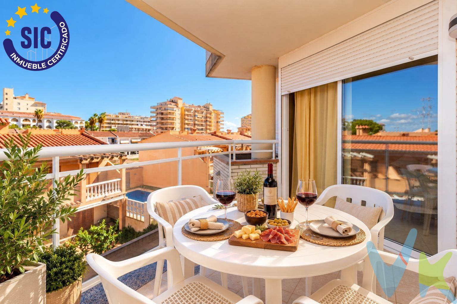 Descubre este encantador apartamento situado en una de las zonas más tranquilas y agradables de Playa Norte, en Peñíscola, una ubicación perfecta para disfrutar del Mediterráneo con la comodidad de tener la playa y todos los servicios cerca. La vivienda se encuentra preparada para entrar a vivir, completamente amueblada y con una distribución cómoda y funcional. Dispone de un salón abierto a la cocina totalmente equipada, creando un espacio diáfano y agradable que aporta una mayor sensación de amplitud y luminosidad, además de favorecer la comodidad y la convivencia en el día a día. Desde el salón se accede a una agradable terraza privada de 10 m², un espacio ideal para disfrutar del buen clima y de sus agradables vistas despejadas. Cuenta con dos dormitorios dobles, un baño completo y una orientación que proporciona luminosidad y confort. La vivienda forma parte de una urbanización tranquila y cuidada que dispone de piscina comunitaria, zona infantil y parking privado, ofreciendo todo lo necesario para disfrutar de una estancia cómoda y relajada. Su ubicación es uno de sus grandes atractivos. Se encuentra a tan solo 250 metros del mar, lo que permite disfrutar fácilmente de la Playa Norte y de sus paseos, mientras que su entorno tranquilo ofrece un espacio perfecto para descansar y desconectar. Por sus características y ubicación, es una vivienda muy versátil, ideal tanto como residencia habitual como segunda residencia, para pasar temporadas o disfrutar de vacaciones junto al mar. También resulta una opción interesante para inversores que buscan una propiedad en una zona con atractivo turístico y residencial. Una oportunidad para disfrutar de Peñíscola, del Mediterráneo y de la tranquilidad de Playa Norte, en una vivienda lista para entrar a vivir, con salón abierto a la cocina, terraza, vistas despejadas, piscina comunitaria y parking privado. 