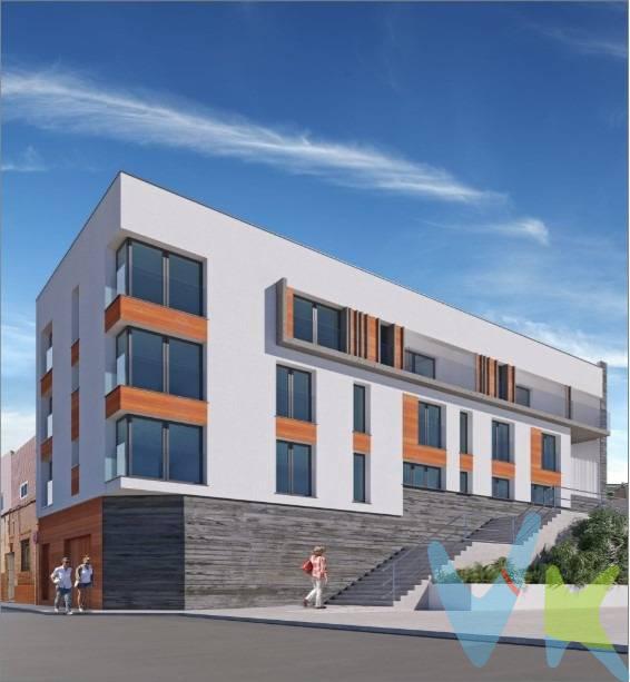 Solar con proyecto y licencia concedida en venta en Guanarteme (Las Palmas de Gran Canaria), una de las zonas con mayor demanda y revalorización de la ciudad, a escasos minutos de la Playa de Las Canteras. Al disponer de proyecto básico y licencia, permite iniciar la promoción de forma inmediata, sin incertidumbres administrativas. El proyecto contempla 14 viviendas, 19 trasteros y 10 plazas de garaje, optimizando al máximo la edificabilidad de la parcela. Se trata de una inversión con alta rentabilidad potencial, en una zona con fuerte demanda tanto en venta como en alquiler. Una oportunidad ideal para inversores y promotores que buscan un activo listo para desarrollar en una ubicación estratégica vista mar. Los datos expuestos son meramente orientativos y están sujetos a errores u omisiones involuntarias. Los gastos derivados de la compraventa no están incluidos en el precio.