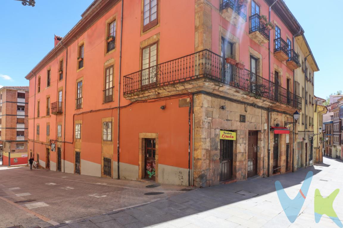 Centriquísimo local en calle peatonal. Ubicado en un bonito edificio histórico del Casco Antiguo, en la zona con más encanto de la ciudad, al lado del Ayuntamiento, la Catedral y la Plaza del Fontán.Con una superficie de 78 metros construidos, este local ofrece un amplio espacio que se puede adaptar a cualquier actividad. Su situación y distribución es perfecta para cualquier tipo de negocio que desees emprender. La original puerta de entrada nos introduce a un espacio abierto de 34 m² con techos altos y paredes de piedra vista que crean una sensación de elegancia y calidez. Desde esta estancia se accede a otro hueco de 18 m² y a un pequeño distribuidor donde están situados los dos aseos.Como puedes ver este inmueble tiene un gran potencial, tanto si lo quieres destinar a oficina o local de negocio. Ideal para bar-cafeteria, despacho profesional o cualquier actividad relacionada con el turismo, entre mucho otros. Ya sea que estés buscando un lugar para montar tu negocio o simplemente quieres hacer una inversión con rentabilidad asegurada, este local en venta en Oviedo es la opción perfecta. Con una excelente relación calidad-precio y una ubicación privilegiada, este inmueble es una oportunidad que no puedes dejar pasar.Nuestro experto equipo de profesionales está comprometido en brindar un servicio personalizado y de calidad, asesorando a nuestros clientes en cada paso del proceso de compra de este inmueble. Si estás buscando una propiedad única y deseas contar con el respaldo de una empresa de confianza, no dudes en contactar con nosotros.No incluido en el precio el impuesto de transmisiones patrimoniales y los gastos de notaría y registro