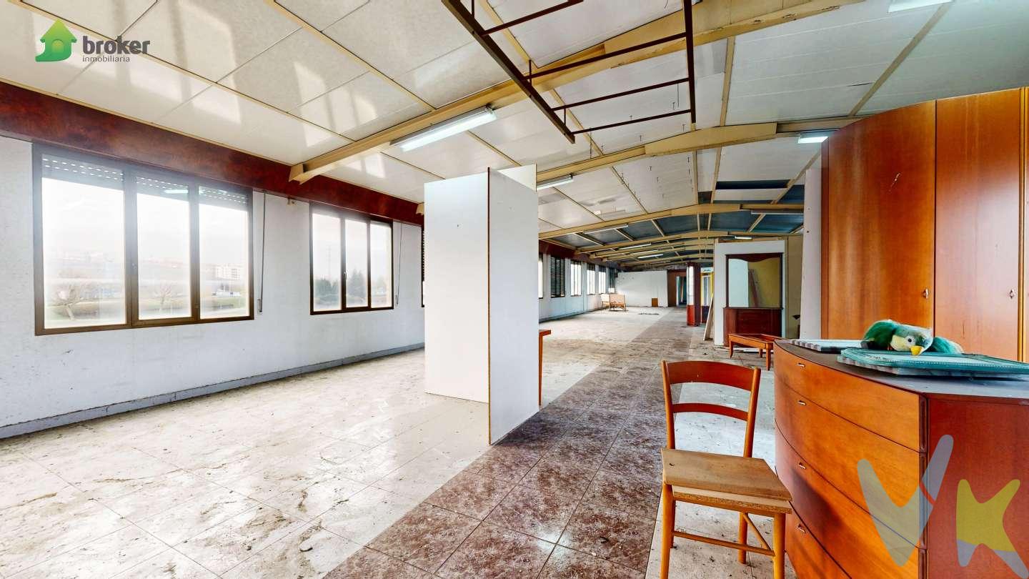 NAVE INDUSTRIAL DE 800 METROS MUY CERCA DE URBAN
¡¡¡ EXCLUSIVA !!!  INMOBILIARIA BROKER te ofrece esta nave industrial apta para cualquier tipo de actividad, con una superficie total de 812 metros, divididos en dos plantas.
La planta baja (antigua marmolería y carpintería) cuenta con 406 metros y una altura de 5´05 metros, con 3 entradas diferentes y posibilidad de entrada de camiones para descarga.
La primera planta (antes exposición de muebles y oficinas) dispone de otros 406 metros. Es totalmente diáfana, con grandes ventanales a ambos lados y bonitas vistas a la ría.
Dispone de un baño en la planta baja y dos baños en la primera planta, además de un MONTACARGAS y una grúa.
TENEMOS LLAVES, para que puedas verlo con tranquilidad. Llámanos o pásate por nuestra oficina de Gernikako Arbola 38 y concertamos una visita.











Encontrarás el recorrido 3D justo después de las fotos y planos. 
Gastos de gestión del 3.500 € (+IVA) a cargo del comprador, no incluidos en el precio











Colegiado API 584. Trabaja con verdaderos profesionales.
