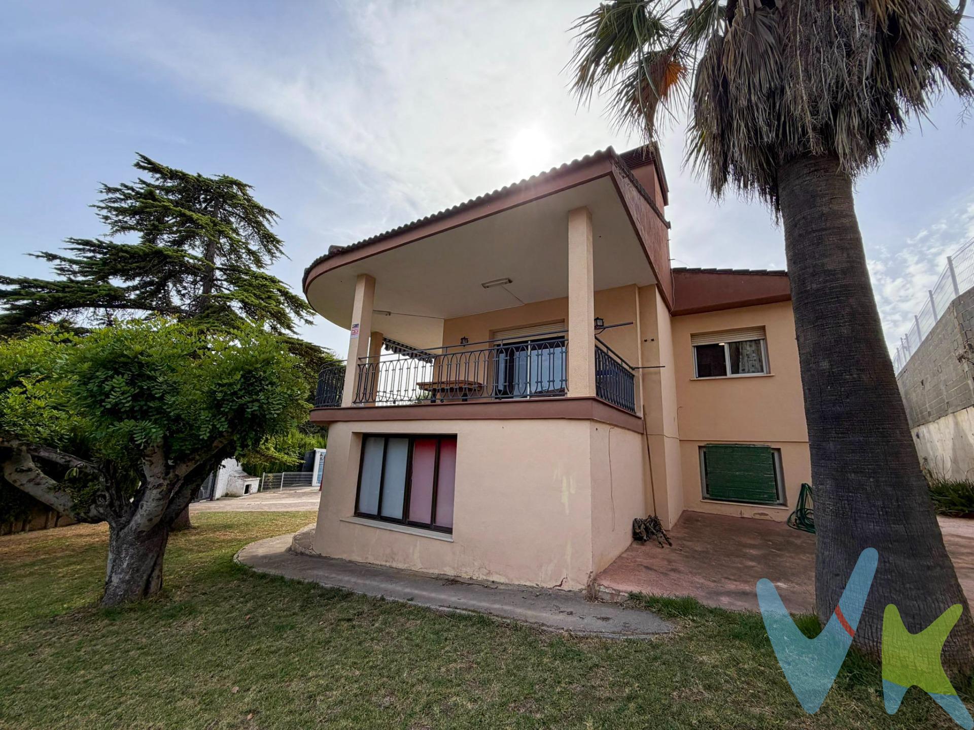 Presentamos esta excelente oportunidad en El Vedat de Torrent, una de las zonas residenciales más exclusivas y consolidadas del área metropolitana de Valencia. Rodeada de naturaleza y con un entorno tranquilo y privilegiado, esta ubicación combina privacidad y calidad de vida con una magnífica conexión a Torrent, Valencia y todos los servicios necesarios para el día a día. La propiedad se asienta sobre una gran parcela, ofreciendo amplios espacios exteriores y múltiples posibilidades para disfrutar al aire libre. Su piscina privada y las zonas ajardinadas convierten esta vivienda en un lugar ideal para quienes buscan amplitud, tranquilidad y un entorno familiar. La vivienda se distribuye en dos alturas. En la planta principal dispone actualmente de cuatro dormitorios y dos baños, mientras que la planta baja alberga una amplia sala diáfana que ofrece multitud de posibilidades de aprovechamiento. Este espacio puede transformarse en una zona de ocio, sala de juegos, gimnasio, despacho profesional, apartamento independiente o cualquier otro proyecto que se adapte a las necesidades de sus futuros propietarios. Se trata de una propiedad con un enorme potencial de reforma, ideal para quienes desean diseñar una vivienda totalmente personalizada. Tanto la construcción existente como la amplitud de la parcela permiten desarrollar un proyecto único en una ubicación privilegiada. El Vedat destaca por sus extensas zonas verdes, sus reconocidos centros educativos, instalaciones deportivas y una amplia oferta de servicios, consolidándose como una de las áreas más valoradas para vivir en Torrent. Si buscas una vivienda con una gran parcela, piscina privada y extraordinarias posibilidades de reforma en una ubicación privilegiada, esta propiedad reúne todos los ingredientes para convertirse en un hogar excepcional. Por mandato expreso del propietario, comercializamos este inmueble en MULTIEXCLUSIVA, lo que le garantiza un servicio de calidad, un trato fácil, sencillo y sin interferencias de terceros. Por este motivo, se ruega no molestar a los propietarios, a los ocupantes de la propiedad y a los vecinos. Muchas gracias por su comprensión. Si Usted es agencia inmobiliaria y tiene un cliente para este inmueble, llámenos, estaremos encantados de colaborar en esta y otras operaciones. La oferta está sujeta a cambios de precio o retirada del mercado sin previo aviso. Este anuncio en su conjunto, incluyendo textos, fotos, imágenes o cualquier otro contenido de este, no es vinculante y puede contener errores. Se muestra a título informativo y no contractual. El precio NO INCLUYE los gastos de corretaje inmobiliario, impuestos (IVA, ITP, AJD), plusvalía, notaría y registro. 