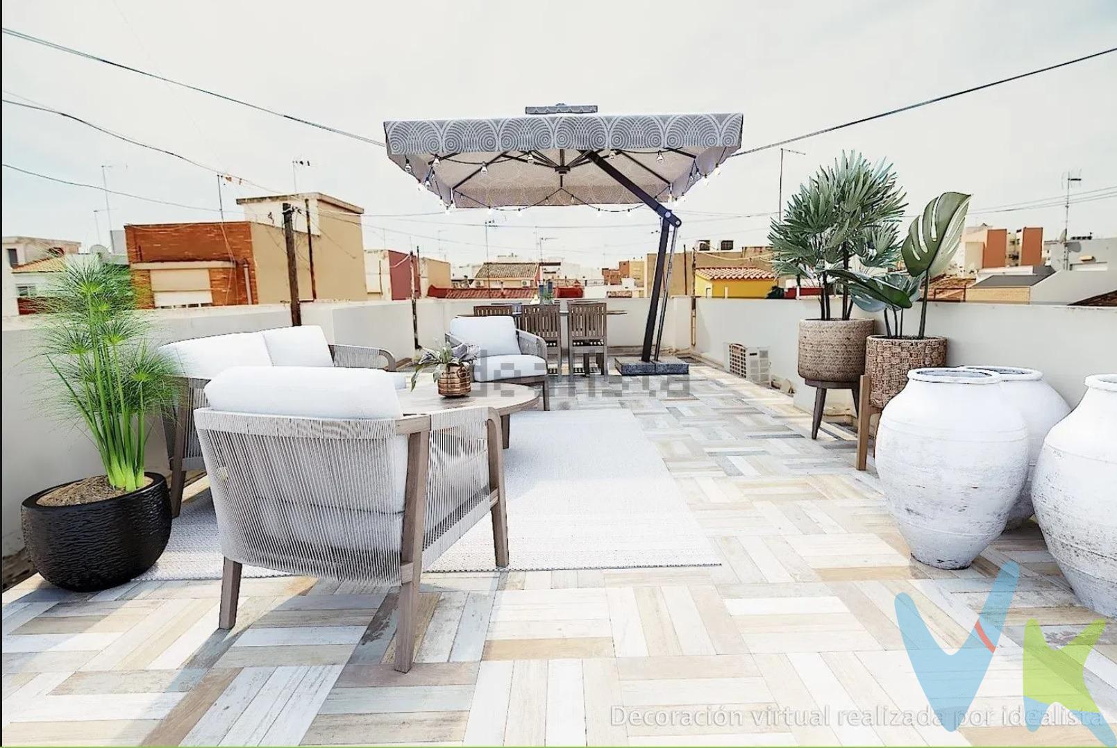 Te presentamos una casa de pueblo con encanto, de esas que ya no se encuentran fácilmente. Si lo que buscas es espacio, tranquilidad y un hogar con personalidad, esta vivienda te va a enamorar. Totalmente independiente ¡sin vecinos arriba ni abajo! ¡¡¡ni gastos de comunidad!!!, aquí podrás disfrutar de la libertad de vivir a tu ritmo, sin ruidos ni molestias, y con la comodidad de tener todo a tu alcance. Desde la calle accedemos directamente a un comedor acogedor, con ese aire de casa de siempre que invita a sentirse en casa desde el primer momento. La cocina, funcional y bien aprovechada, conecta con una galería-terraza de unos 10 m², perfecta como zona de lavandería o para tender sin preocuparte por el mal tiempo. En esta planta también encontramos un baño completo y una estancia extra que actualmente se utiliza como sala de juegos, pero que podrías convertir fácilmente en despacho, zona de estudio, rincón de lectura o lo que necesites. Es ese espacio previo a la escalera que da acceso a la planta superior, lo que la hace aún más versátil. En la planta superior encontramos cuatro habitaciones, todas de buen tamaño y con mucha luz natural. La principal destaca por contar con baño en suite, lo que aporta comodidad y privacidad. Este baño, aunque está integrado en la habitación, también da servicio al resto de estancias, algo que, con una buena organización, resulta práctico y funcional para el día a día. Desde esta planta accedemos a una pequeña galería que actúa como distribuidor hacia la parte más alta de la vivienda, donde nos espera una terraza de unos 40 m² y un trastero muy práctico. La terraza es de esas que invitan a crear un espacio propio: una zona chill-out, un lugar donde tomar el sol, montar unas jardineras o simplemente tener ese desahogo al aire libre que todos valoramos tanto hoy en día. Una casa con alma, con metros de verdad, y con ese punto de independencia que tanto cuesta encontrar. Ideal para quien busca espacio, para una familia que necesita crecer o para quienes quieren reconectar con una forma de vida más tranquila y auténtica, sin renunciar a las comodidades. La primera foto es una decoración virtual de como podría quedar. Mobiliario, vehículos y otros elementos decorativos y personales de la propiedad no incluidos. Impuestos, gastos de compraventa, intermediación y financiación no incluidos. ¿Te imaginas viviendo aquí? Puede que no tardes mucho en hacerlo realidad.