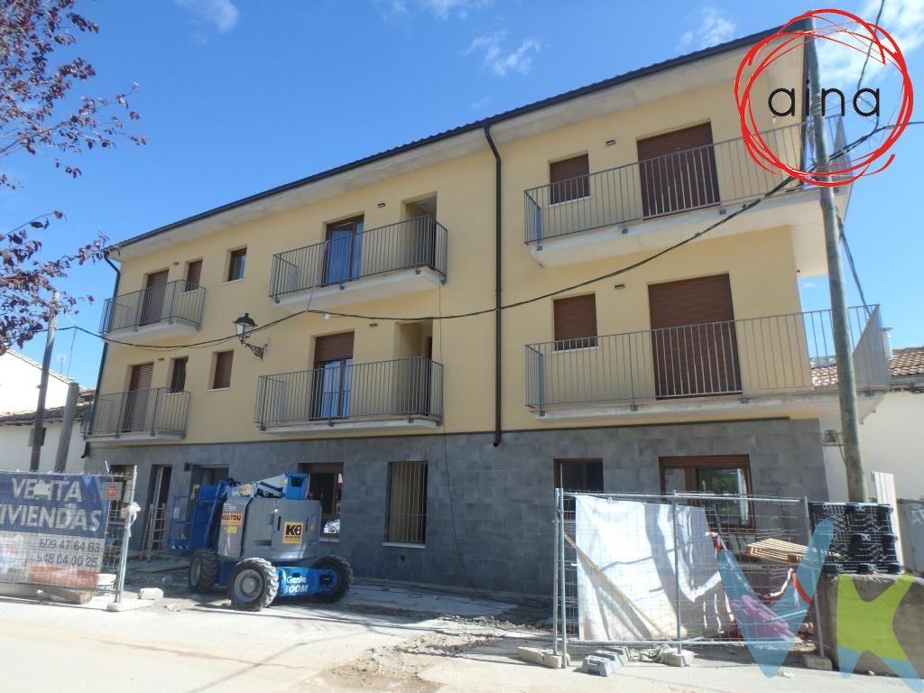 Apartamento nuevo a estrenar en Beriáin, completamente exterior con 2 balcones de doble orientación. Está distribuido en amplio salón-comedor con acceso a balcón y cocina de diseño abierta completamente amueblada y equipada con electrodomésticos, 2 habitaciones y 1 baño completamente amueblado y equipado. Calefacción individual mediante Aerotermia, por suelo radiante, con posibilidad de refrescamiento y producción de ACS. Zonas comunes privadas, jardín con barbacoa y merendero 140 mt2. 