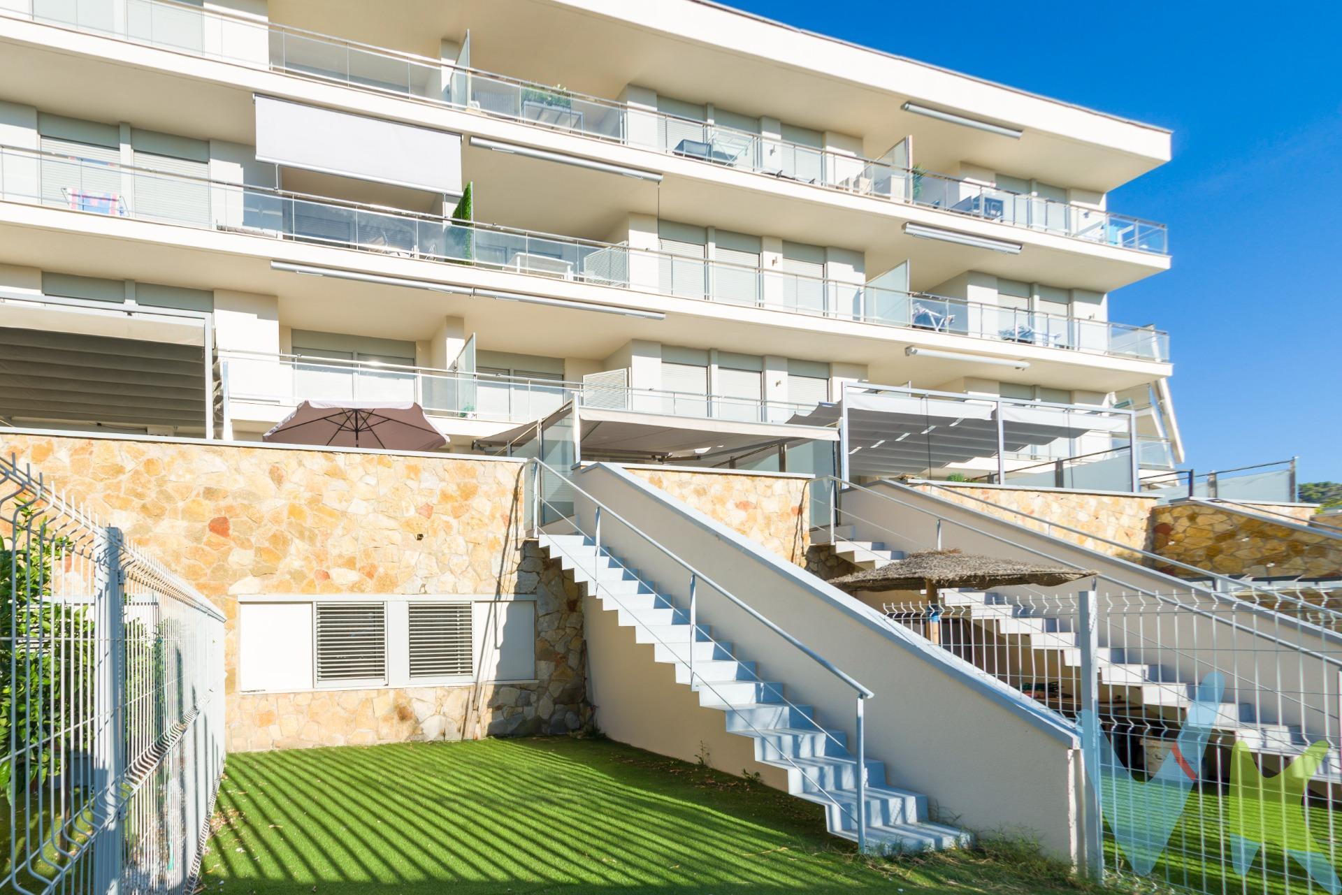 ¿Buscas ese hogar donde cada día empiece y termine con el mar como protagonista? 🌊 Este dúplex invertido en la exclusiva urbanización de Torre Bellver es una oportunidad única que no puedes dejar pasar. Nada más entrar, te recibe una planta superior luminosa y diáfana, donde el salón-comedor se funde con una cocina equipada con galería, pensada para disfrutar en familia o con amigos. Y aquí llega la joya de la vivienda: desde el propio comedor accedes directamente a una amplia terraza de 20 m2 con vistas al mar 🌅, el rincón perfecto para desayunar viendo el horizonte, tomar el aperitivo al atardecer o simplemente desconectar del día a día. Esta planta se completa con un práctico aseo para invitados. Pero la sorpresa no acaba ahí. Bajando unas escaleras desde la propia terraza, descubrirás un fantástico jardín privado de 34 m2 🌿, también con vistas al mar, ideal para crear tu propio oasis: una zona chill out, un huerto urbano, juegos para los peques o simplemente un césped donde tumbarte a leer. En la planta inferior encontrarás dos habitaciones luminosas 🌞, acompañadas por dos cuartos de baño completos que garantizan comodidad y funcionalidad para todos los que vivan o visiten la casa. Toda la vivienda cuenta con sistema de aire acondicionado por conductos, bomba de frío y calor 🌡️, que climatiza cada estancia de la casa para que disfrutes de temperatura ideal durante todo el año. Además, la vivienda incorpora armarios empotrados en las habitaciones para aprovechar al máximo el espacio, puerta blindada que aporta mayor seguridad y tranquilidad, y vídeo portero para controlar en todo momento quién accede al hogar 🔒. Entre sus muchas ventajas, esta propiedad incluye plaza de garaje 🚗 y trastero 📦, dos extras muy valorados que te ahorrarán más de un quebradero de cabeza y te darán espacio de sobra para todas tus pertenencias. La urbanización cuenta con una espectacular piscina comunitaria 🏊‍♀️ rodeada de amplias zonas ajardinadas con césped natural y palmeras, perfecta para refrescarte en verano o simplemente relajarte tomando el sol con vistas a un entorno cuidado y tranquilo. Junto a la piscina encontrarás varias zonas de merendero 🍽️🌳, equipadas con mesas y bancos, ideales para organizar comidas al aire libre con familia o amigos, disfrutar de una barbacoa en los meses de verano o simplemente compartir una sobremesa entre palmeras y jardines. Para los más pequeños de la casa, la urbanización dispone de un parque infantil 🛝🎈, un espacio seguro y divertido donde los niños pueden jugar mientras los mayores disfrutan de u n rato de tranquilidad cerca de ellos.Todo el conjunto está diseñado para fomentar la vida al aire libre y la convivencia entre vecinos, con espacios verdes cuidados, zonas de sombra y una estética moderna que combina perfectamente con el entorno 🌊🌴. Un lugar donde cada día puede sentirse como estar de vacaciones los 365 dás del año, sin salir de casa 🏡✨🏖️. Inmuebles con estas características, con doble espacio exterior, garaje y trastero incluidos, no salen al mercado todos los días, tu próximo hogar con vistas al mar te está esperando 🌊🏡💙. Carmona más de 70 años encontrando el lugar perfecto para cada persona. Por mandato expreso del propietario comercializamos este inmueble mediante contrato de multi-exclusiva, por el cual numerosas agencias colaboradoras, nacionales e internacionales, ofrecen esta vivienda a sus potenciales compradores, todo ello garantizando un servicio de calidad, un trato fácil, sencillo y sin interferencias de terceros, ya que la gestión es a través de nuestra agencia. *Impuestos, gastos de compraventa tales como honorarios agencia y financiación no incluidos
