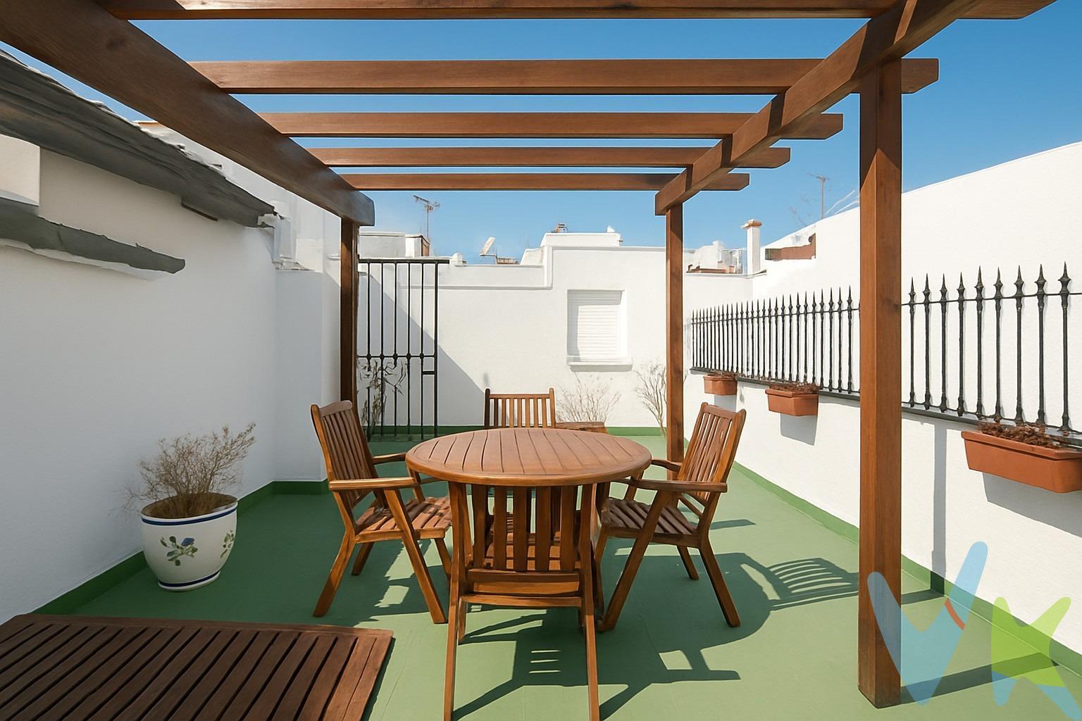 A veces buscas una vivienda amplia pero bien situada, y te llevas años hasta que dejas de buscar. Eso pasa cuando no cuentas con nosotros, porque te podemos ayudar a que disfrutes de esta vivienda unifamiliar tipo dúplex, con 141 m2 construidos desarrollados en dos plantas. En la planta baja vas a disfrutar de un salón independiente con balcón a la calle, un baño, un dormitorio para que descanses sin tener que subir a la planta primera, una amplia cocina amueblada que ventila a un coqueto patio. En toda la planta baja disfrutara de climatización centralizada. En la planta primera, vas a disfrutar de tres dormitorios, siendo el principal, muy amplio con un balcón que ventila a la calle, también tendrás dos baños, uno de ellos con ducha y el otro con bañera y dos lavabos. En la planta primera también disfrutarás de climatización centralizada para disfrutar del verano y del invierno. Pero aún falta lo mejor. Desde la planta primera subes aun castillete donde tienes zona de lavado y una quinta habitación que puede ser un dormitorio o lo que tu imaginación quiera.  Desde el castillete sales a una terraza privada con dispondrás de unos 45 metros cuadrados para gozar de veladas interminables con tus amigos. Podrás ahorrar dinero en gas o electricidad gracias a las placas solares para ACS (Agua Caliente Sanitaria) que hay sobre el castillete. Por mandato expreso del propietario, comercializamos este inmueble en exclusiva, lo que le garantiza el acceso a toda la información, a un servicio de calidad, un trato fácil, sencillo y sin interferencias de terceros. Por este motivo, se ruega no molestar al propietario, a los ocupantes de la propiedad o a los vecinos. Muchas gracias por su comprensión. 