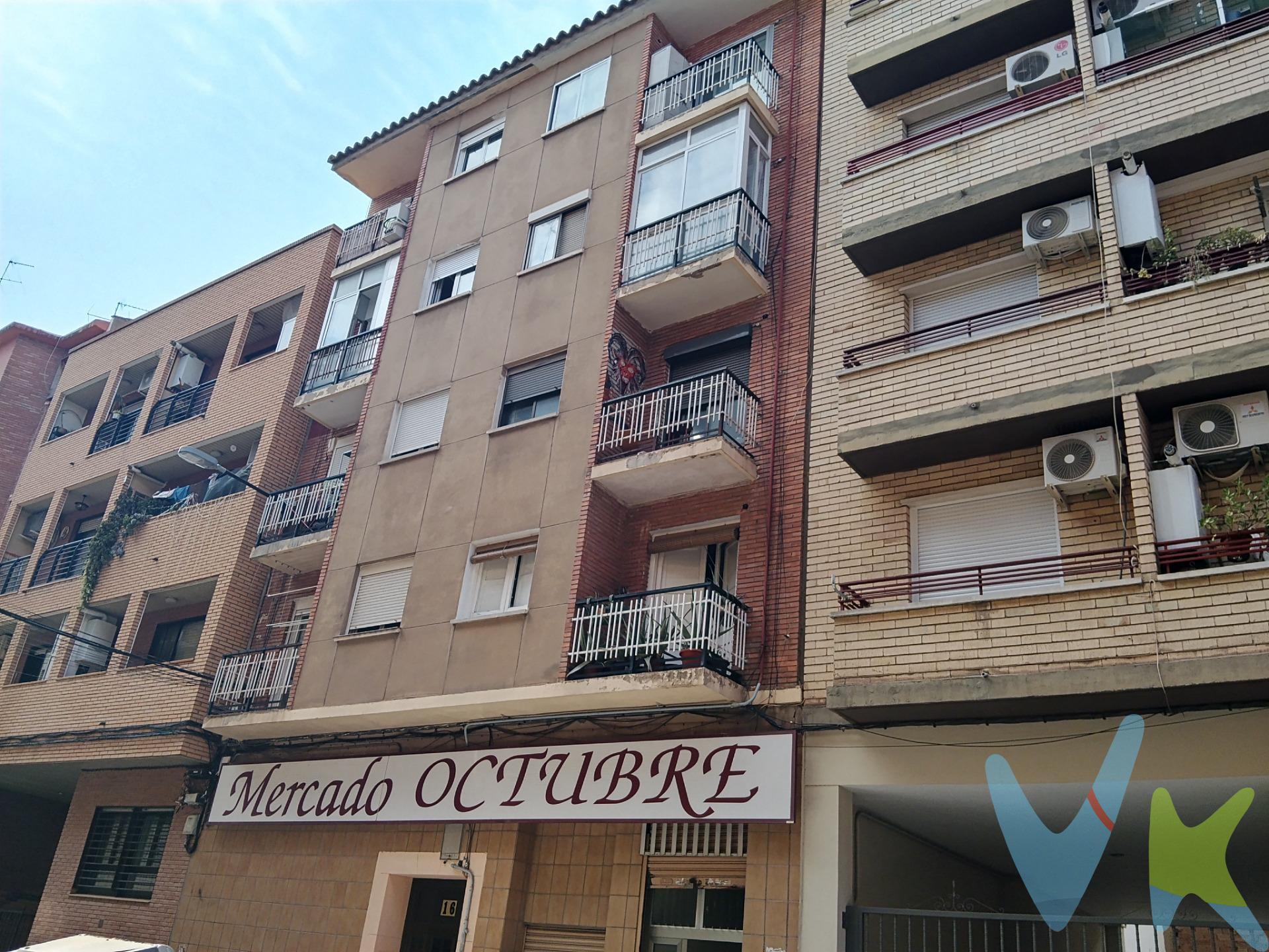CALLE BELLAVISTA. Piso exterior de 58m² útiles. La vivienda está distribuida en dos dormitorios dobles, salón, cocina-comedor y baño. Balcón a la calle. La calefacción y el agua caliente sanitaria son individual de gas ciudad y tiene tres splits de aire acondicionado en salón y dormitorios. Cuarta planta sin ascensor. No dejes de ver la visita virtual 360º donde podrás ver con todo detalle esta vivienda. Gastos e impuestos no incluidos. A título orientativo, en segundas transmisiones, el comprador abonará: Impuesto sobre Transmisiones Patrimoniales (ITP), tipo general en Aragón al 8% (*). Base de cálculo: mayor valor entre precio de compraventa o valor de referencia catastral. Gastos de Notaría y Registro: Aranceles variables según precio, número de copias y complejidad; cálculo según tarifas normativas. Si se precisa hipoteca: Tasación, condiciones y costes bancarios según entidad elegida por el comprador; así como gastos de gestoría y cualesquiera otros inherentes a la compraventa. No se incluyen otros gastos o tributos que puedan por Ley corresponder al comprador. Operación sujeta a doble mediación. Existen honorarios a cargo del comprador, salvo pacto en contrario, no incluidos en PVP. El consumidor conforme a la normativa vigente podrá solicitar información y documentación adicional relativa al inmueble, sus características, condiciones de la operación y del servicio de mediación en la oficina y/o a través de nuestro teléfono de contacto o mail. La agencia actúa exclusivamente como intermediaria en la compraventa, cuyas condiciones, en todo caso, estarán sujetas a la aceptación expresa del vendedor del inmueble y posterior formalización del contrato. La información suministrada se corresponde con la disponible a la fecha de publicación, pudiendo variar en función de las circunstancias o actualizaciones legales, contractuales y fiscales. Anuncio de carácter meramente informativo. Para una información exhaustiva sobre el funcionamiento, tipos impositivos y bonificaciones del ITP en Aragón, puede consultar el portal oficial de la Agencia Tributaria Autonómica. Tarifas notariales y registrales reguladas en el Anexo I del Real Decreto 1426/1989 y Anexo I del Real Decreto 1427/1989, respectivamente. Anuncio no vinculante, puede contener errores.