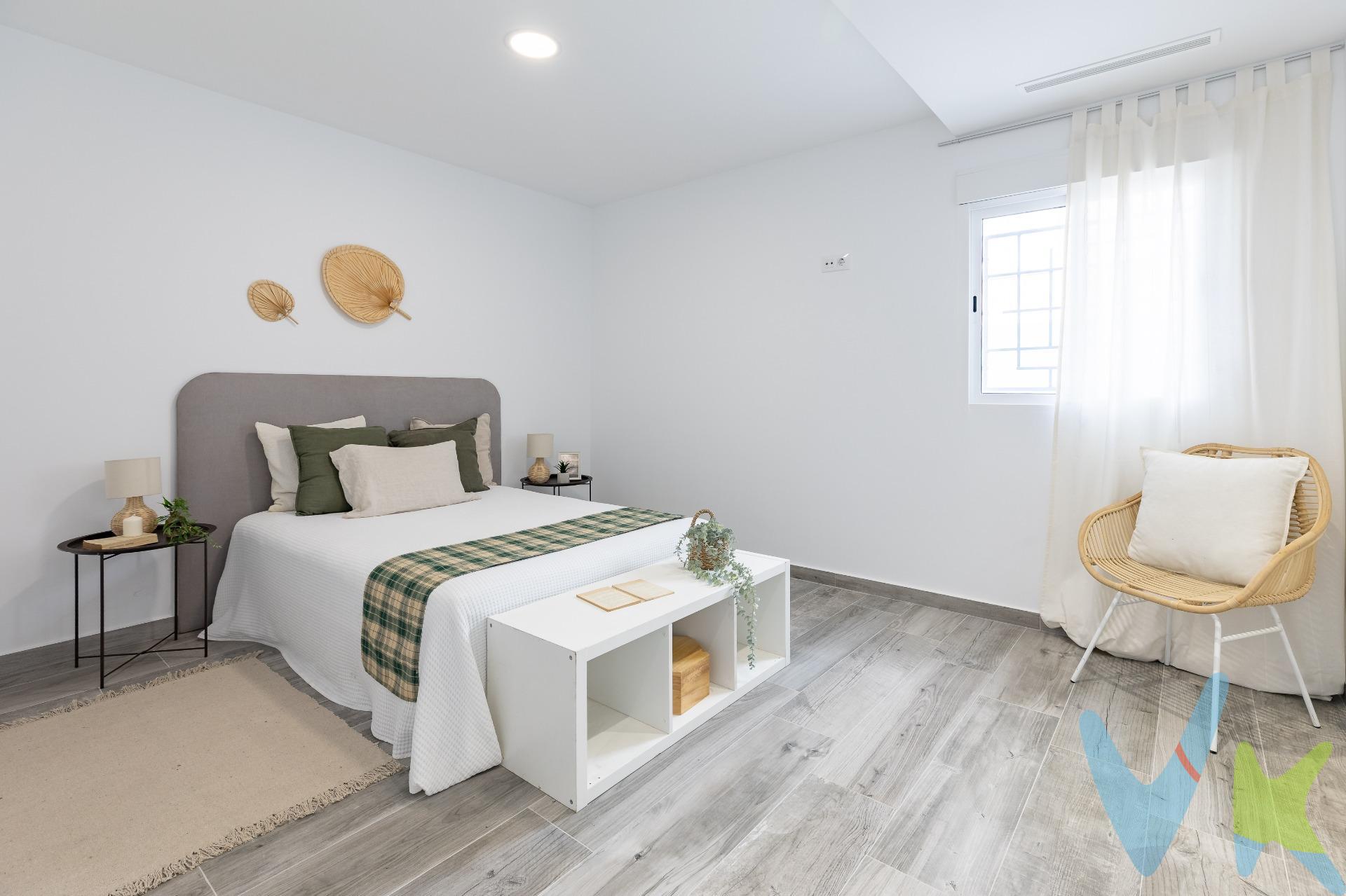 ¿Alguna vez has entrado en una casa y has pensado: "¿Este podría ser mi hogar?". Espero poder transmitirte todas las maravillas de esta casa que promete bonitos atardeceres ¿Empezamos?. Es una nueva construcción, finalizada en Enero de 2025. Tendrás un lienzo en blanco para decorarla y darle ese toque personal que más refleje tu estilo. Al entrar en la casa, descubrimos un amplio salón-comedor desde donde se puede apreciar perfectamente la distribución de toda la vivienda. A la izquierda, encontramos una habitación doble con un gran ventanal que ofrece unas vistas espectaculares al pueblo y a la montaña. El dormitorio principal, también ubicado en el lado izquierdo, cuenta con un baño en suite y una estancia diseñada para instalar un cómodo y práctico vestidor. Desde el salón accedemos al segundo baño completo, diseñado para ofrecer comodidad y funcionalidad. La cocina, situada junto a la zona del comedor, es amplia y luminosa, con acceso directo al patio trasero. Desde el salón, un pequeño pasillo nos conduce a otra amplia habitación doble, con armario empotrado, y a las escaleras que suben a la buhardilla y a la terraza. El patio trasero de la casa, al que se accede directamente desde la cocina, rodea prácticamente toda la vivienda. Este rincón es ideal para instalar una zona de barbacoa, un comedor al aire libre o cualquier otro proyecto. La buhardilla es un espacio lleno de posibilidades, con acceso directo a la terraza. Este área ofrece un sinfín de opciones para adaptarla a tus necesidades: puede convertirse en un despacho ideal para trabajar en casa, en una zona de juegos para los más pequeños, o incluso en un nuevo dormitorio. La carpintería exterior es de PVC Climalít, lo que garantiza un excelente aislamiento. Cuenta con aire acondicionado y calefacción por conductos, lo que garantiza un confort ideal durante todo el año. Además, la propiedad ha sido equipada con una instalación de fontanería nueva y una instalación eléctrica completamente renovada,. Si no conoces el pueblo, déjame decirte que pasear por sus calles es un auténtico lujo. El centro conserva casas señoriales en perfecto estado, y la famosa calle de La Acequia es una visita obligada por su encanto y carácter histórico. Su ubicación en la comarca de Los Serranos la hace aún más interesante. La cercanía a otros pueblos de gran interés turístico como Chulilla, Chera o Bugarra la convierte en una opción muy atractiva para una alta rentabilidad como alojamiento turístico. Además, está rodeada de una naturaleza agreste que invita a la aventura. Es perfecta para realizar rutas de senderismo y practicar deportes de aventura en lugares tan emblemáticos como el Alto Turia, el Sabinar de Alpuente, la Sierra del Negrete o el Barranco Lucía. En Pedralba disfrutarás de una gran calidad de vida, con una buena oferta de servicios. El municipio cuenta con colegios públicos como el CEIP Pedralba. Además, en las cercanías encontrarás otros centros educativos, tanto públicos como privados. Tendrás acceso a centros de salud y comercios locales, como supermercados, panaderías y tiendas de conveniencia. Pedralba está comunicado con líneas de autobuses L245B (Valencia - Gestalgar) que conectan con otras localidades cercanas, y con acceso directo a la A-3 que permite llegar fácilmente a Valencia. Si todavía no te has enamorado de esta casa, espera a visitar el Tour Virtual 360º que hemos preparado para ti. ¡No pierdas la oportunidad de conocerla!. 