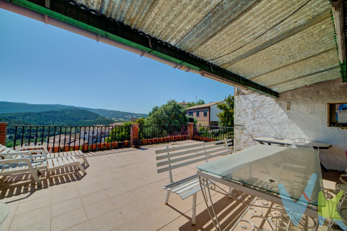 CASA PARA ENTRAR A VIVIR, CON CEDULA DE HABITABILIDAD, JARDIN, TERRAZA, GARAJE Y GRANDES ESPACIOS MULTIUSOS EN PUEYO. Pueyo es un municipio navarro situado en la comarca de Tafalla y perteneciente a la Valdorba.  Dista 29 km de Pamplona y 7 km de Tafalla y su población actual ronda los 360 habitantes.Desde un emplazamiento privilegiado y con unas vistas que impresionan, les presentamos ésta magnífica casa unifamiliar independiente con jardín, huerta, patio cerrado multiusos con acceso exterior y garaje anexo de 31m2.Se trata de una respetable finca de casi 1000m2 en la que contamos con diferentes construcciones como observará en la cédula parcelaria adjuntada con las fotografías del inmueble.En la zona exterior y de acceso, disfrutaremos de un bonito jardin con rosales, dos olivos y un gran magnolio que nos proporcionará unas horas de sombra por la tarde.  Contamos con un porche exterior de 45 metros cuadrados bajo la terraza, al que se le podrían adjudicar diferentes usos y funciones, según las necesidades de cada familia.Por la parte trasera de la casa tenemos también acceso a un edificio menor anexo, cuyo uso puede ser almacén o garaje y por una segunda puerta pasamos a un gran patio interior con porche que dota a la casa de unas posibilidades inmensas para ese proyecto de vida o de negocio que muchos tenemos en mente.Comenzando ya con el interior del inmueble, pasamos a su bonito recibidor, desde donde tenemos acceso tanto a la bodega y bajera/ almacén(90m2) como a la propia vivienda por unas preciosas escaleras de granito y madera. También tenemos en planta baja un aseo, el cuarto de calderas y una cámara de frío industrial.En primera planta lo primero que nos encontramos a la derecha es su gran cocina(16m2) y a mano izquierda el salón comedor, dispone también con un amplio baño reformado con plato de ducha y seis coquetos dormitorios. Desde el pasillo accedemos a la terraza solarium (45m2),con barbacoa y porche que harán las delicias de esos dias veraniegos con la familia , los amigos o simplemente porqué tendrá su solarium particular o su zona de relax con unas vistas y comodidad únicas sin necesidad de moverse de casa. La vivienda está en muy buen estado, tiene ventanas de madera con doble cristal en el salón y de aluminio en el resto de la casa. El suelo es cerámico en cocina y pasillo y de tarima en el salón.  La cubierta está mantenida y en buen estado.ACTUALMENTE LA VIVIENDA  NO SE ENCUENTRA AMUEBLADA,  EL MOBILIARIO QUE APARECE EN LAS FOTOGRAFÍAS ES MERAMENTE DECORATIVO Y NO TIENE CARÁCTER CONTRACTUAL. No dude en contactar para recibir toda la información , es una buena oportunidad para ese proyecto de futuro y a un precio más que razonable. 