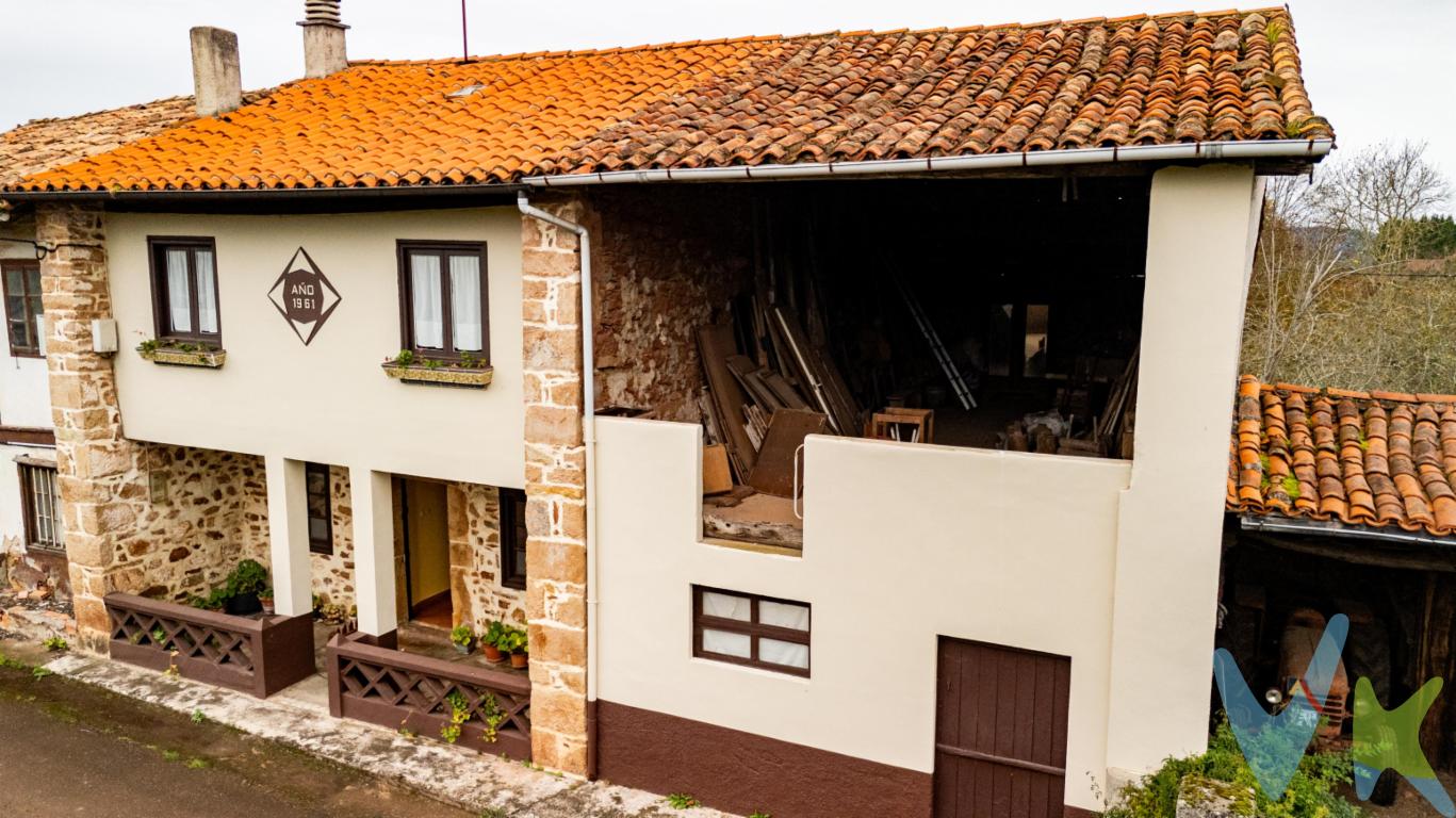 Oportunidad, a poca distancia de Villaviciosa (Asturias) os ofrecemos esta bonita casa con su finca y anejos, se ubica en la Aldea de Poreño, precioso pueblo situado a casi 400 metros de altura y que en el año 2017 fue distinguido como pueblo ejemplar de Asturias.Se trata de una casa de aldea construida en el año 1900, compuesta de planta baja y planta alta y se distribuye cocina, salón, cuatro dormitorios y baño, tiene aneja otra construcción que en su dia fue una cuadra, luego fue el lagar para hacer sidra y en la planta superior el pajar, colindante tenemos una finca de mas de cuatrocientos metros ideal para cultivar tu propio huerto o cualquier otro uso que le quieras dar.La casa está muy cuidada, Poreño es un pueblo muy tranquilo y el viaje en coche a Villaviciosa es de aproximadamente seis minutos.Poreño es uno de los pueblos que mas horreos tiene del municipio de Villaviciosa, es un pueblo precioso, con mucha historia y tradición, si teneis algo de tiempo os aconsejo leer su historia, merece la pena.El pueblo cuenta con una Asociación de Vecinos muy activa que dinamiza la vida socio-cultural con actividades de todo tipo.Y recordaros que si estais buscando una propiedad de estas características nos llameis para acompañaros a visitarla.En el precio publicitado (PVP) no está incluido el Impuesto de Transmisiones Patrimoniales ni los gastos de notaria y Registro.