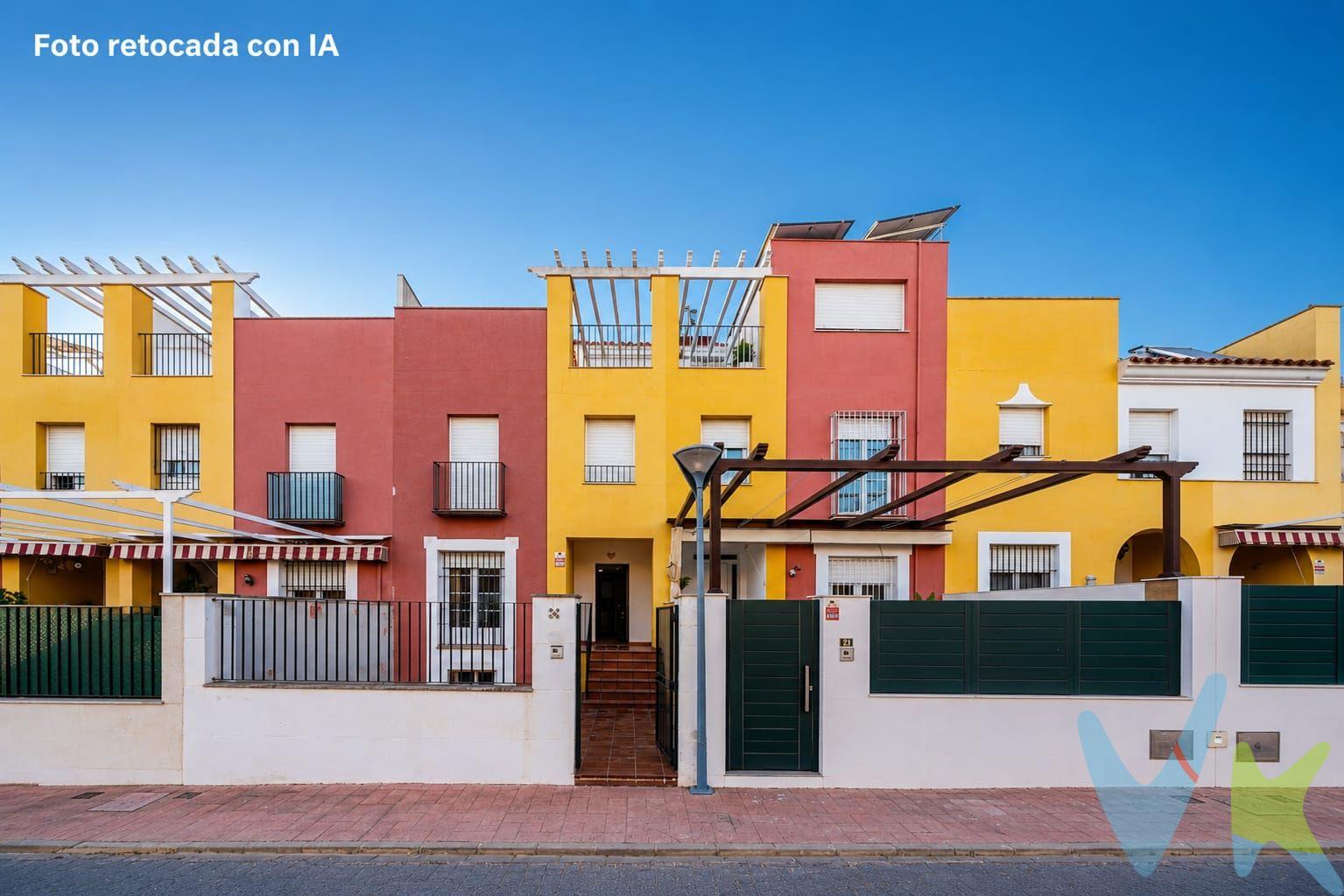 PRECIO DE VENTA: [340.000€ + GASTOS] €. Espectacular adosado en Señorío de Arco Norte (Dos Hermanas) . Si buscas amplitud, diseño y una ubicación exclusiva, este adosado en recinto cerrado es perfecto. Una vivienda funcional, muy luminosa y lista para entrar a vivir (solo necesita pintura en fachada). LAS FOTOS DE FACHADA, PATIO DELANTERO Y TERRAZA SOLARIUM SE HAN RETOCADO CON IA. Planta Baja: Gran patio delantero, amplio salón-comedor y cocina equipada con acceso a patio trasero ideal para cenas al aire libre. Cuenta también con una habitación polivalente y un aseo de cortesía. Planta Primera: Zona de descanso con 2 habitaciones (originalmente 3, una reconvertida en espectacular vestidor a medida), terraza y 2 baños completos (uno en suite en el dormitorio principal). Planta Superior: Magnífica terraza/solárium privada, ideal para zona chill-out con vistas despejadas. Sótano y Garaje: Comodidad total con 2 plazas de garaje privadas y acceso directo a la vivienda. Urbanización y servicios:. Disfruta de la máxima seguridad y unas zonas comunes excepcionales con piscinas comunitarias y pista de pádel. Ubicación inmejorable: a un paso de colegios, comercios, centros comerciales, zonas verdes y con conexión rápida a la SE-40 y Sevilla capital. ¡El hogar que estabas buscando!. ¿Agendamos una visita?. En cumplimiento de las obligaciones de información previstas en la Ley 10/2025, de 28 de diciembre, de servicios de atención a la clientela y transparencia, así como en la normativa sectorial vigente, se hace constar que el precio indicado no incluye los gastos e impuestos inherentes a la adquisición, los cuales se desglosan a continuación:. •	Impuesto sobre Transmisiones Patrimoniales (ITP): Se aplicará el tipo impositivo vigente en la Comunidad Autónoma de Andalucía (generalmente el 7% (23.800€), sin perjuicio de tipos reducidos del 3,5%, 1,2% o 1% aplicables según las circunstancias personales del comprador o las características del inmueble). El impuesto se devenga sobre el Valor de Referencia de Catastro o el precio de venta, aquel que resulte superior. •	Gastos de Notaría: Los honorarios notariales se calcularán conforme al arancel oficial regulado en el Anexo I, del Real Decreto 1426/1989, de 17 de noviembre, por el que se aprueba el arancel Notarial. •	Gastos de Registro: La inscripción en el Registro de la Propiedad se facturará según el arancel oficial establecido en el ANEXO I, del Real Decreto 1427/1989, de 17 de noviembre, por el que se aprueba el arancel Notarial. •	Gastos de Gestión (Gestoría): Los honorarios por la tramitación administrativa, liquidación de impuestos e inscripción registral ascienden aproximadamente a [545] € (IVA incluido). •	Honorarios Agencia del Vendedor: incluidos en el PVP. •	Honorarios Agencia del comprador: La agencia prestará los servicios de información, asesoramiento y acompañamiento previstos en el Encargo de Servicios y en el D.I.A. Si solicita servicios adicionales o personalizados, sus honorarios serán informados previamente, de forma individualizada y por escrito, conforme a la libertad de pactos y a la normativa vigente. NO VINCULADOS AL PRECIO DE COMPRA. Para una información exhaustiva sobre el funcionamiento, tipos impositivos y bonificaciones del ITP en Andalucía, puede consultar el portal oficial de la Agencia Tributaria de la Junta de Andalucía en el siguiente enlace:. https://www.juntadeandalucia.es/organismos/economiahaciendayfondoseuropeos/areas/tributos-juego/tributos/paginas/impuestos-cedidos-transmisiones.html; . Documento D. I. A. a disposición del consumidor según Decreto 218/2005 Junta de. Andalucía.