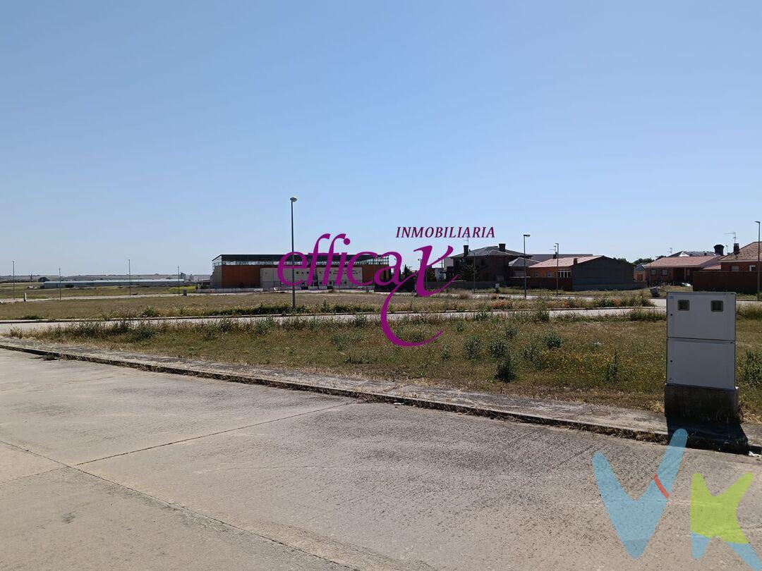 Oportunidad ideal para construir la vivienda que siempre has imaginado en un entorno tranquilo y bien conectado. Este magnífico terreno urbano de 270 m² se encuentra en una excelente zona de Gerindote, muy próximo al centro del pueblo y rodeado de todos los servicios necesarios para el día a día.
Su ubicación destaca por la comodidad y calidad de vida que ofrece: a pocos minutos del colegio, del pabellón deportivo y de la piscina municipal, convirtiéndolo en una opción perfecta tanto para familias como para quienes buscan invertir en una zona con gran proyección.
Un espacio amplio, versátil y con todas las ventajas de vivir en un municipio tranquilo sin renunciar a la cercanía de servicios, comercios y zonas de ocio.
✔ Suelo urbano✔ 270 m²✔ Excelente ubicación✔ Cerca del centro, colegio, pabellón y piscina✔ Ideal para vivienda unifamiliar o inversión
Haz realidad tu proyecto en una de las mejores zonas de Gerindote.