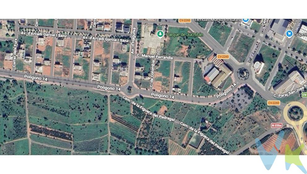 Se presenta una oportunidad única de adquirir un solar esquinero en la codiciada zona de Área 6, ubicada en La Vall d'Uixó. Este terreno cuenta con una superficie total de parcela de 561 m² y se encuentra orientado hacia el suroeste, lo que garantiza abundante luz natural durante todo el día. Ideal para desarrollar proyectos residenciales o comerciales, este espacio ofrece múltiples posibilidades gracias a su ubicación estratégica e inmejorables vistas. Además, al ser un solar sin construcción previa ni limitaciones edificatorias existentes, permite flexibilidad total para diseñar según sus necesidades específicas. Con un precio competitivo de solo 129900€, esta propiedad representa no solo una inversión rentable sino también la ocasión perfecta para materializar ese proyecto soñado en uno de los entornos más atractivos y demandados del área. “El precio del inmueble no incluye los gastos de notaría y registro de la propiedad (que están sujetos a aranceles y varían dependiendo del precio de escrituración), ni los impuestos (que en la Comunitat Valenciana varían dependiendo del precio del inmueble y de las características personales del comprador.”. 